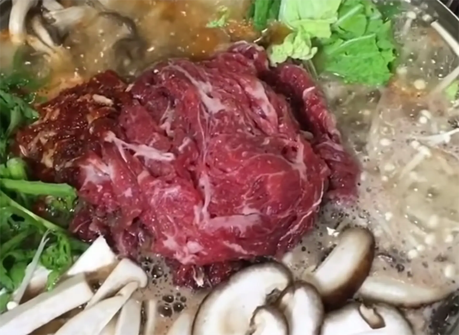 Cách nấu lẩu bò nấm ngon chuẩn vị, chọn nguyên liệu đúng cách để nước dùng ngọt tự nhiên