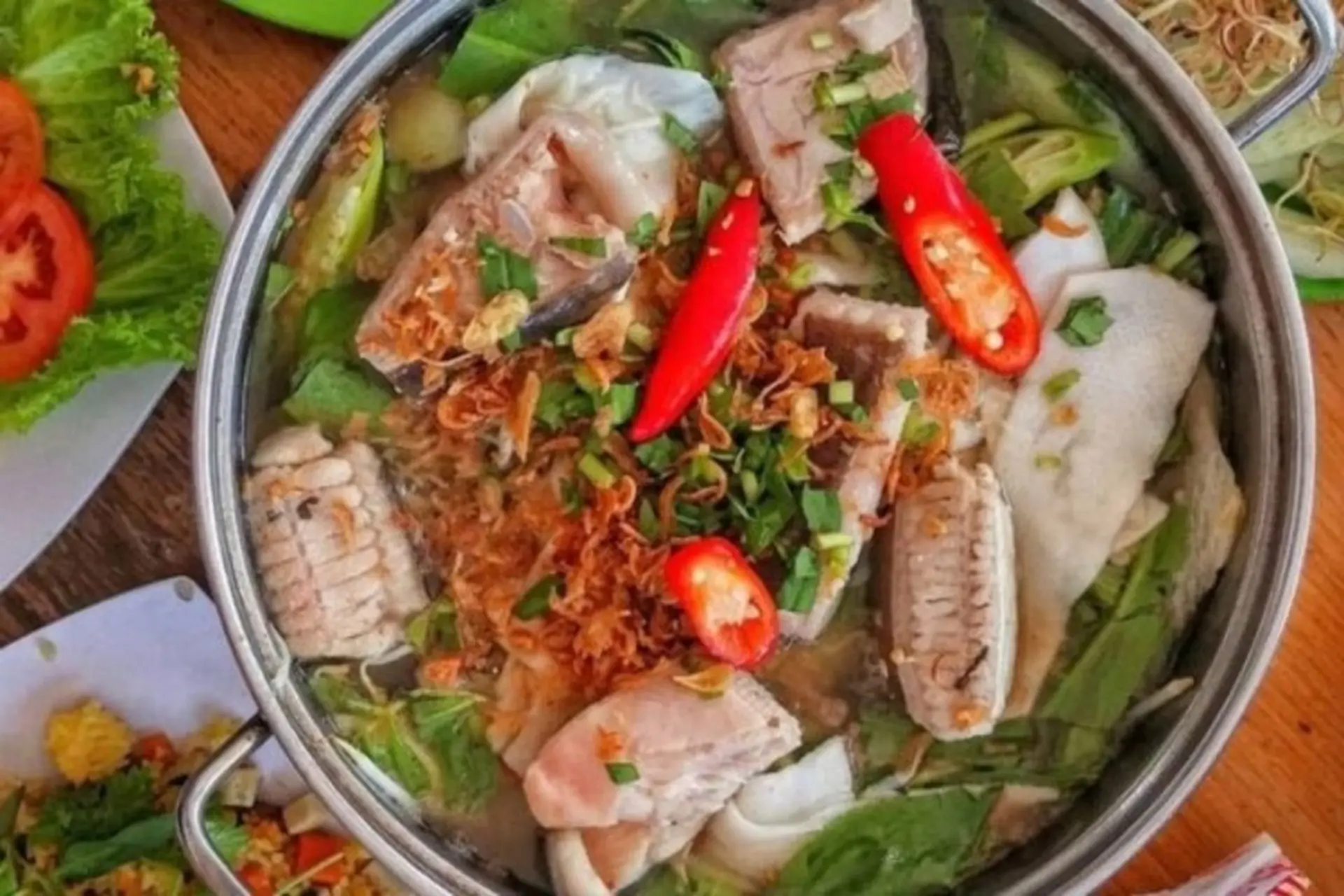 Lẩu cá đuối măng chua – Món ăn dân dã mang đậm hương vị biển cả, hòa quyện vị chua thanh và ngọt dịu khó quên