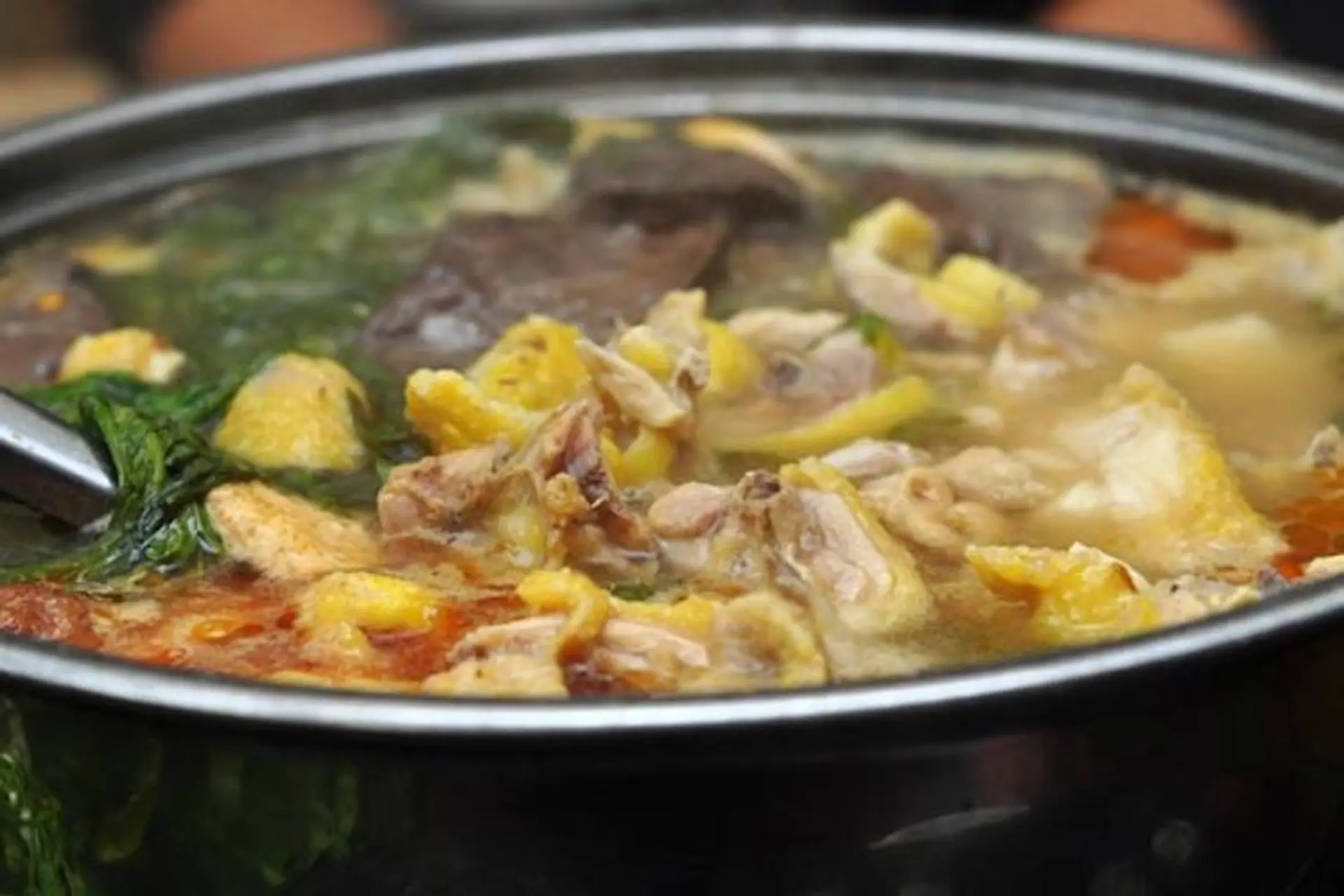 Chuẩn bị nguyên liệu nấu lẩu gà bỗng rượu lạ miệng, thơm ngon mời cả gia đình thưởng thức ngay!