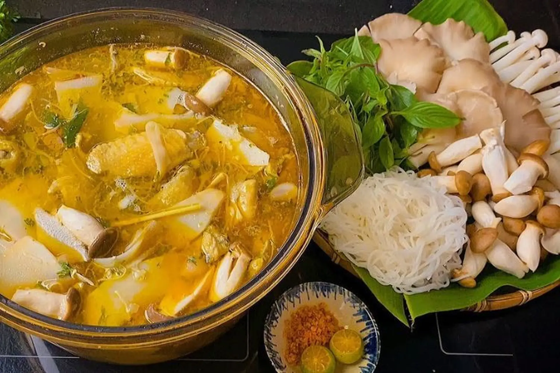 Hướng dẫn chi tiết cách nấu lẩu gà lá quế thơm ngon khó cưỡng, ấm bụng ngày mưa gió