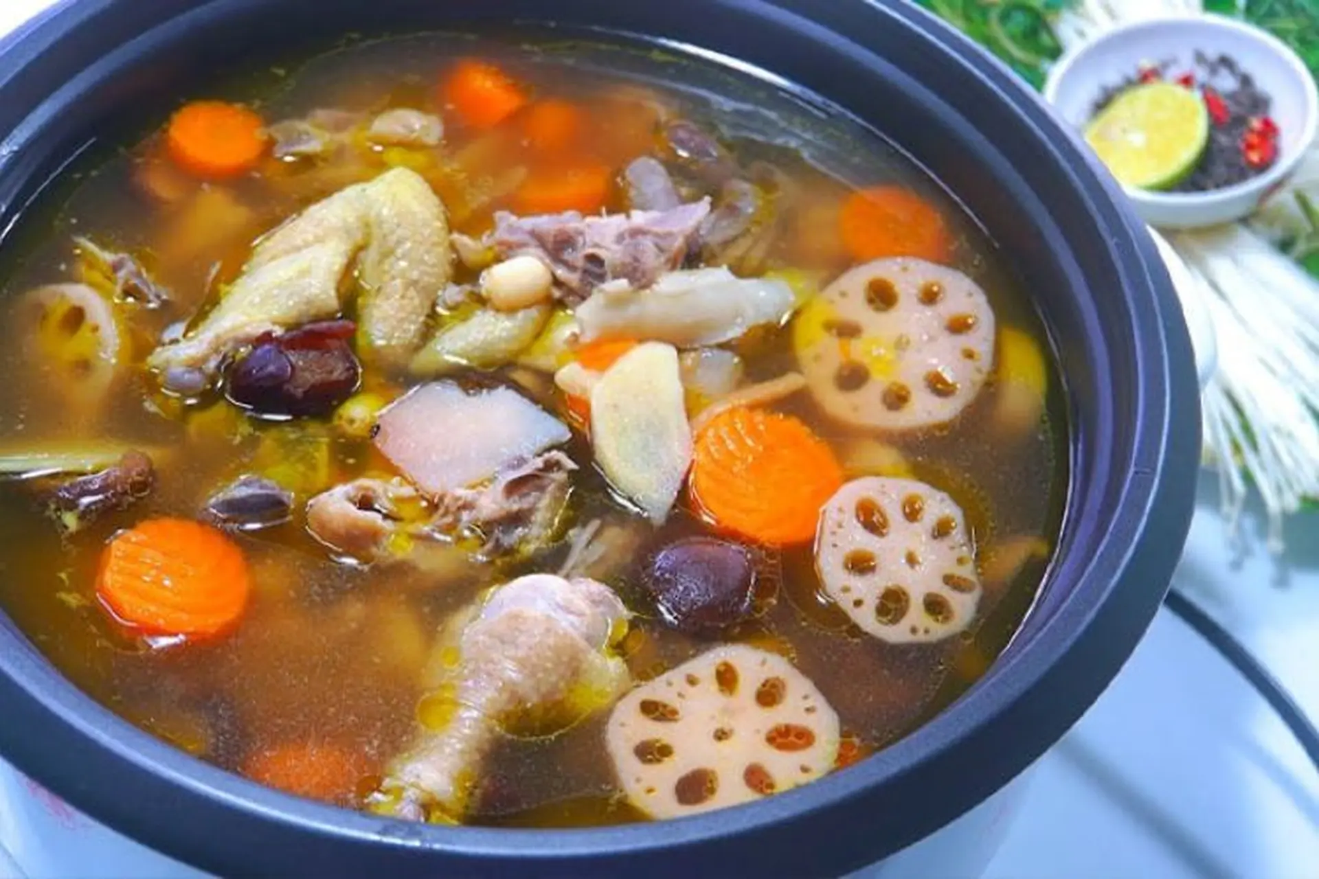 Chế biến lẩu gà thuốc bắc ngon bổ dưỡng, giúp tăng cường sức khỏe cho cả gia đình