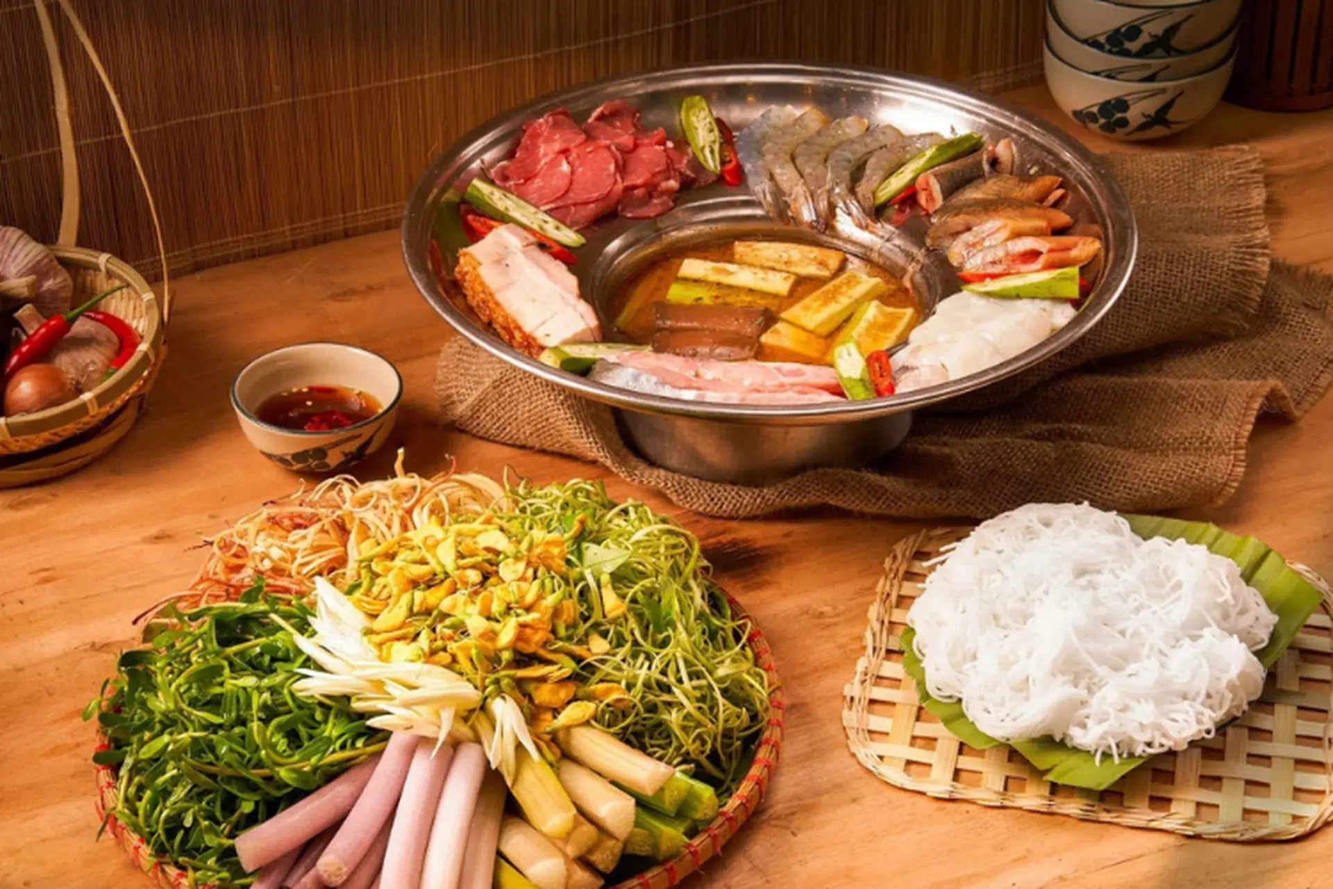 Vào bếp thực hiện món lẩu mắm hải sản trứ danh: Đậm đà, hấp dẫn chuẩn vị miền Tây