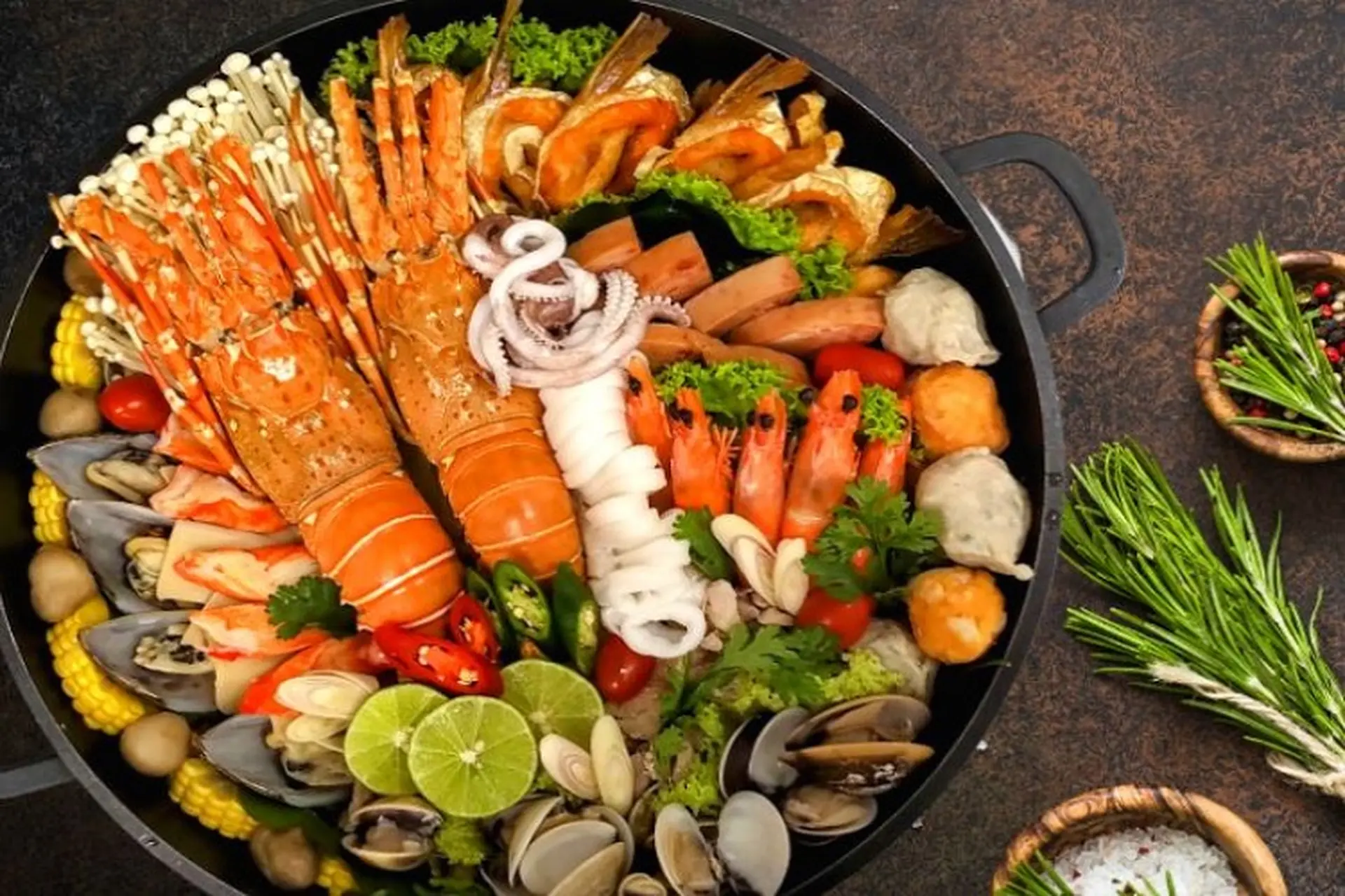 "Xì xụp" lẩu tôm hùm chua cay, đậm đà siêu hấp dẫn tại nhà với cách làm đơn giản