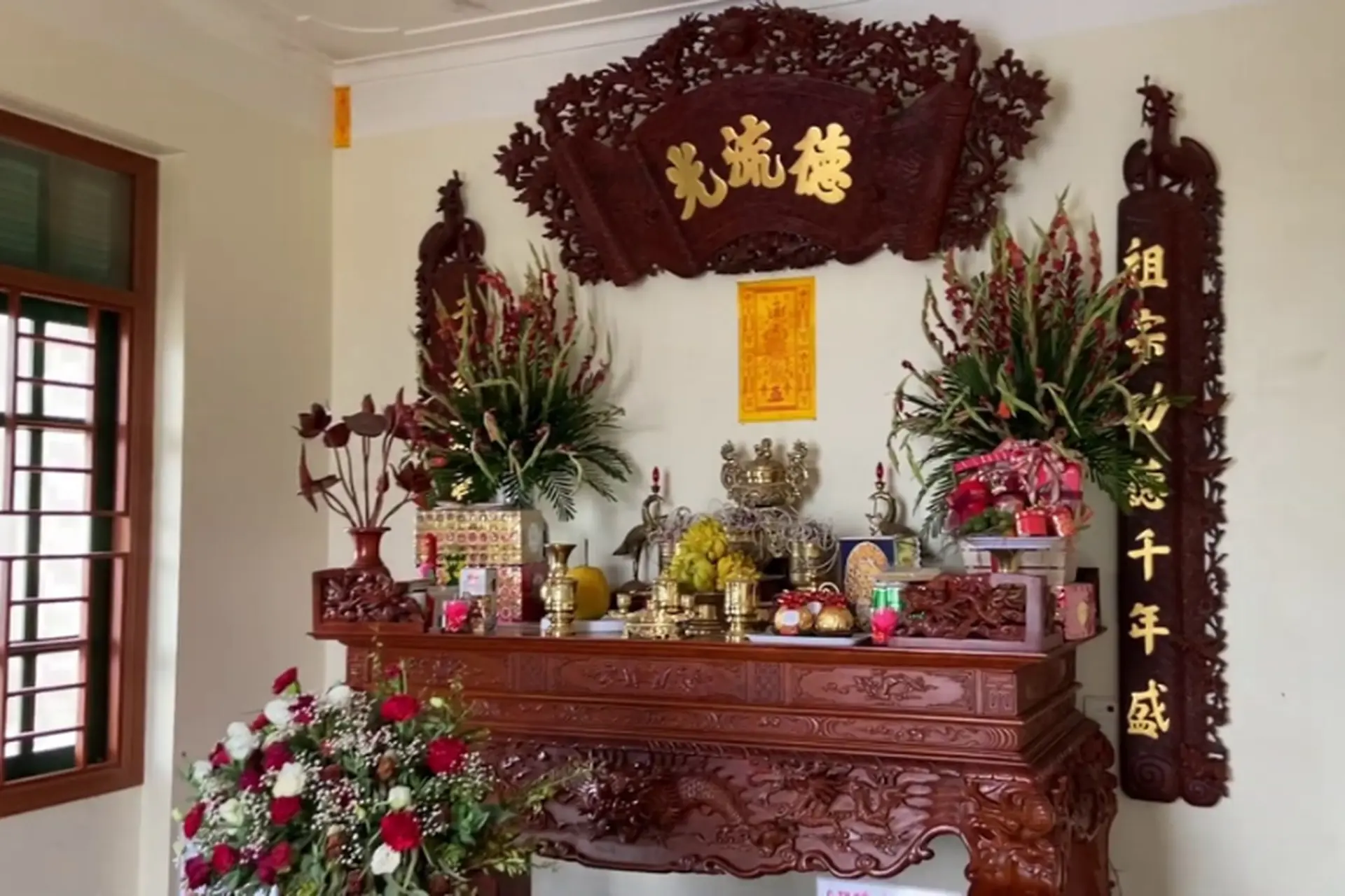Lọ hoa trên bàn thờ đặt bên nào theo quan niệm dân gian? Hướng dẫn cách bài trí phù hợp