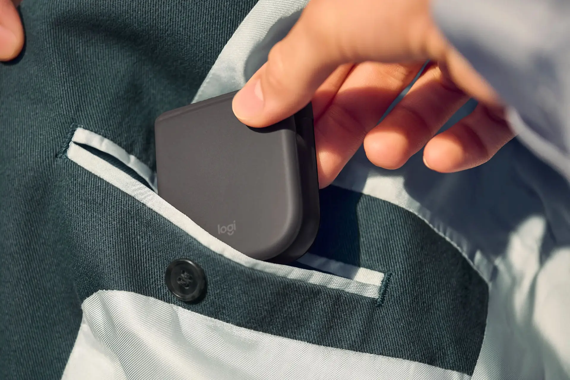Logitech Mobi Fold ra mắt: Chuột gập đôi bỏ túi, tích hợp AI chống nhấp nhầm