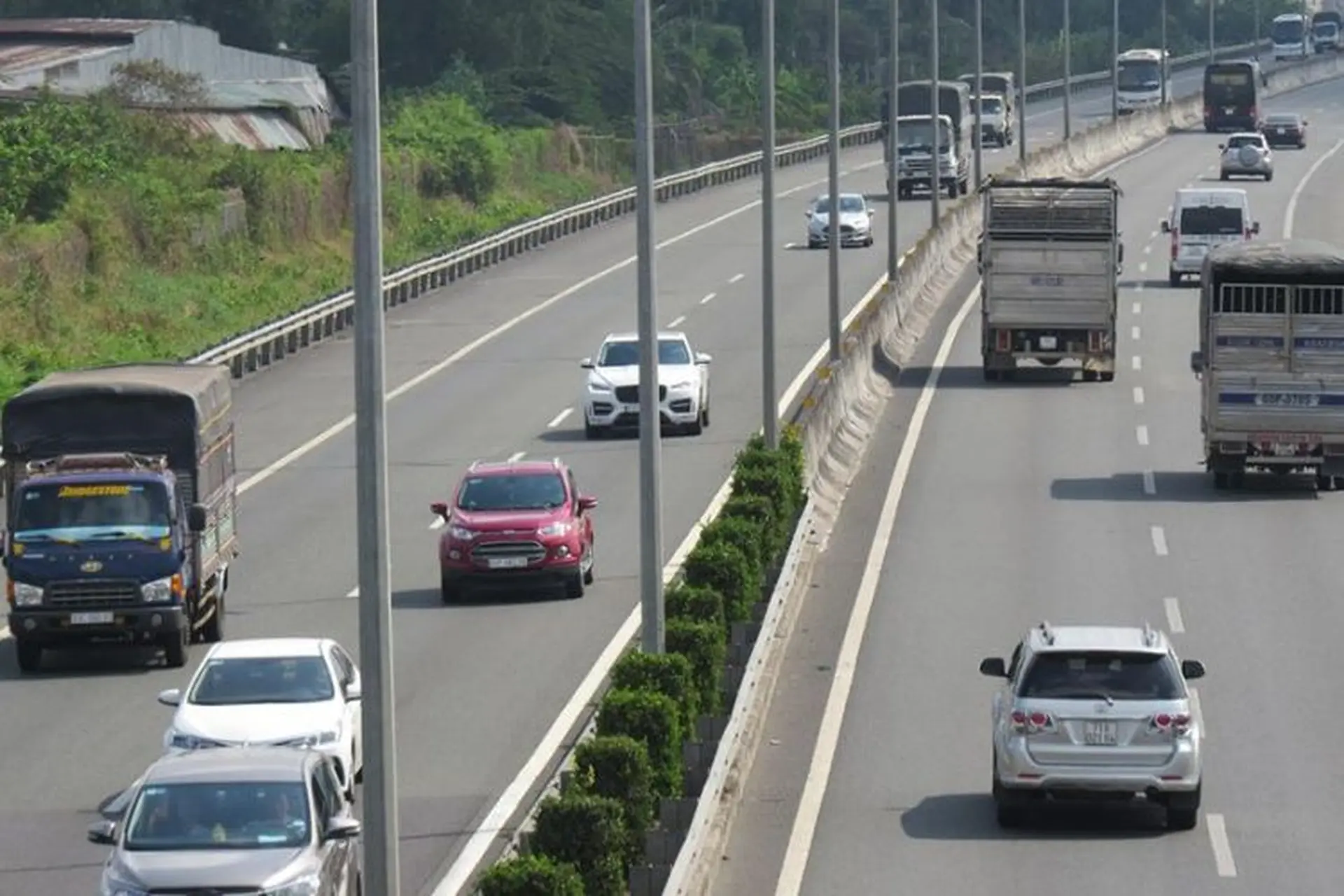 Lỗi chuyển làn không xi nhan trên cao tốc sẽ bị phạt bao nhiêu và bị trừ điểm GPLX không?
