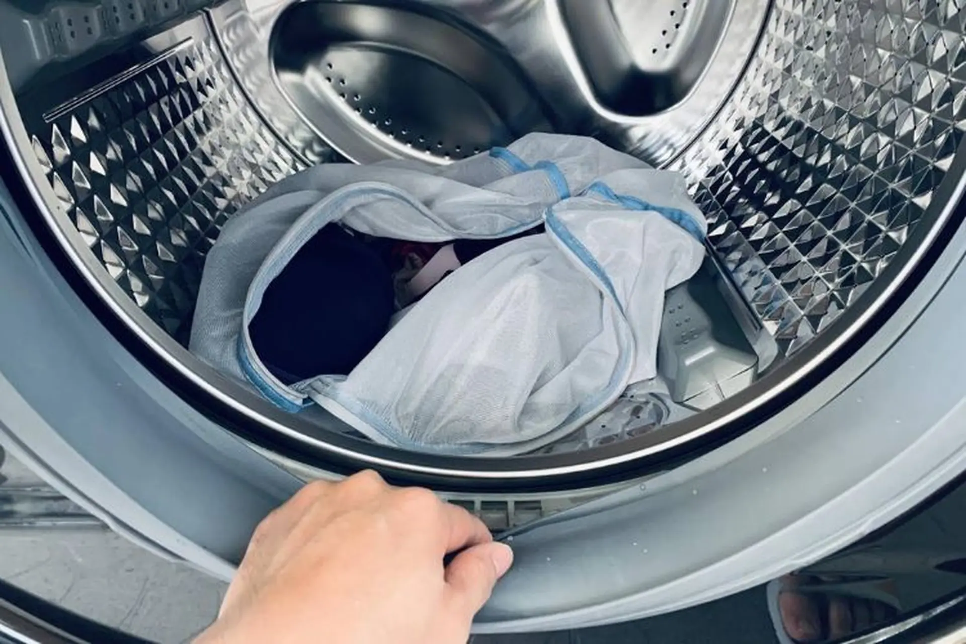 Đâu là các lỗi giặt sấy gây hại cho quần áo thường gặp nhất mà mọi người mắc phải?