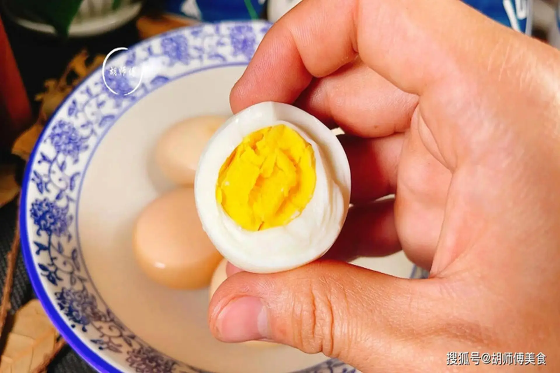 Hướng dẫn bạn cách luộc trứng bằng nồi cơm điện chín đều, lòng đào vẫn giữ được chất dinh dưỡng