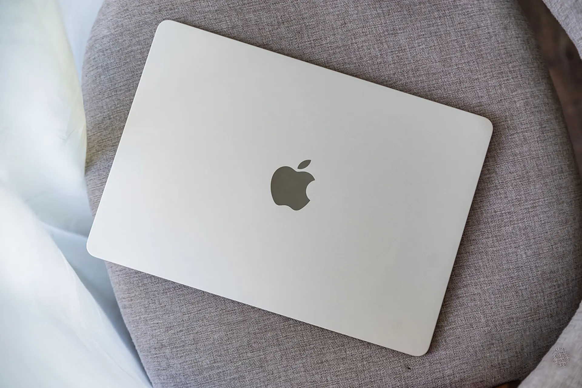 Top MacBook màu bạc sang - xịn - mịn nên mua 2025 tại FPT Shop