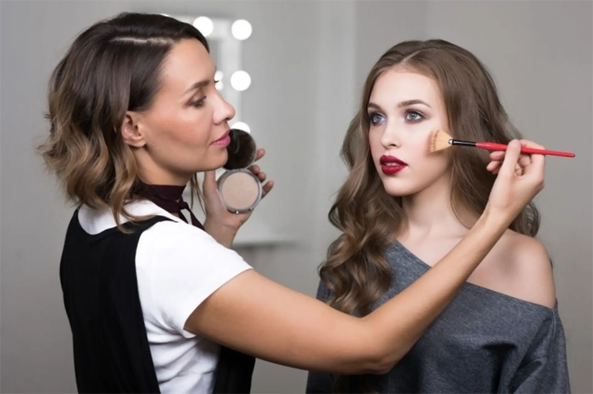Makeup Artist là gì? Tìm hiểu công việc, kỹ năng và thu nhập của chuyên viên trang điểm chuyên nghiệp