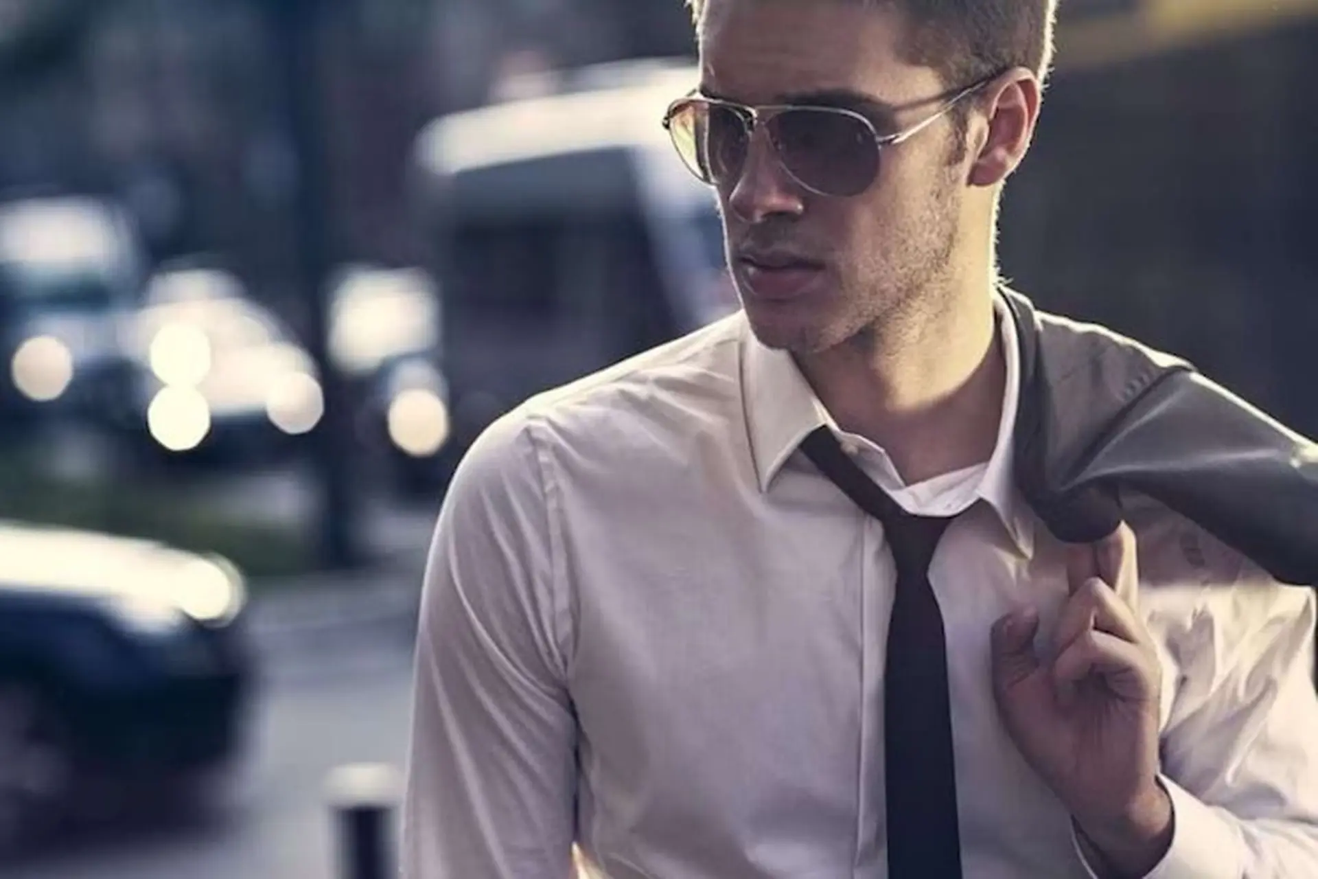 Male là gì? Giải thích chi tiết ý nghĩa, cách sử dụng, từ liên quan và ví dụ trong tiếng Anh