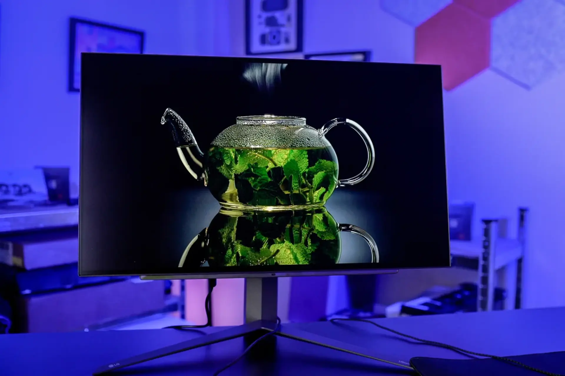 Màn hình OLED 27 inch có đáng mua không? Điều gì khiến dòng màn hình này vẫn được săn đón dù giá cao?