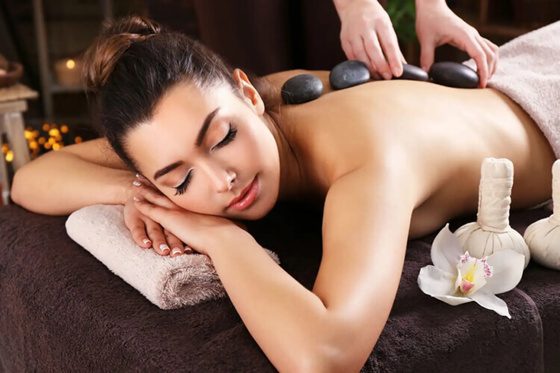 Kỹ thuật massage đá nóng là gì? Điểm danh lợi ích của massage đá nóng đối với sức khỏe 