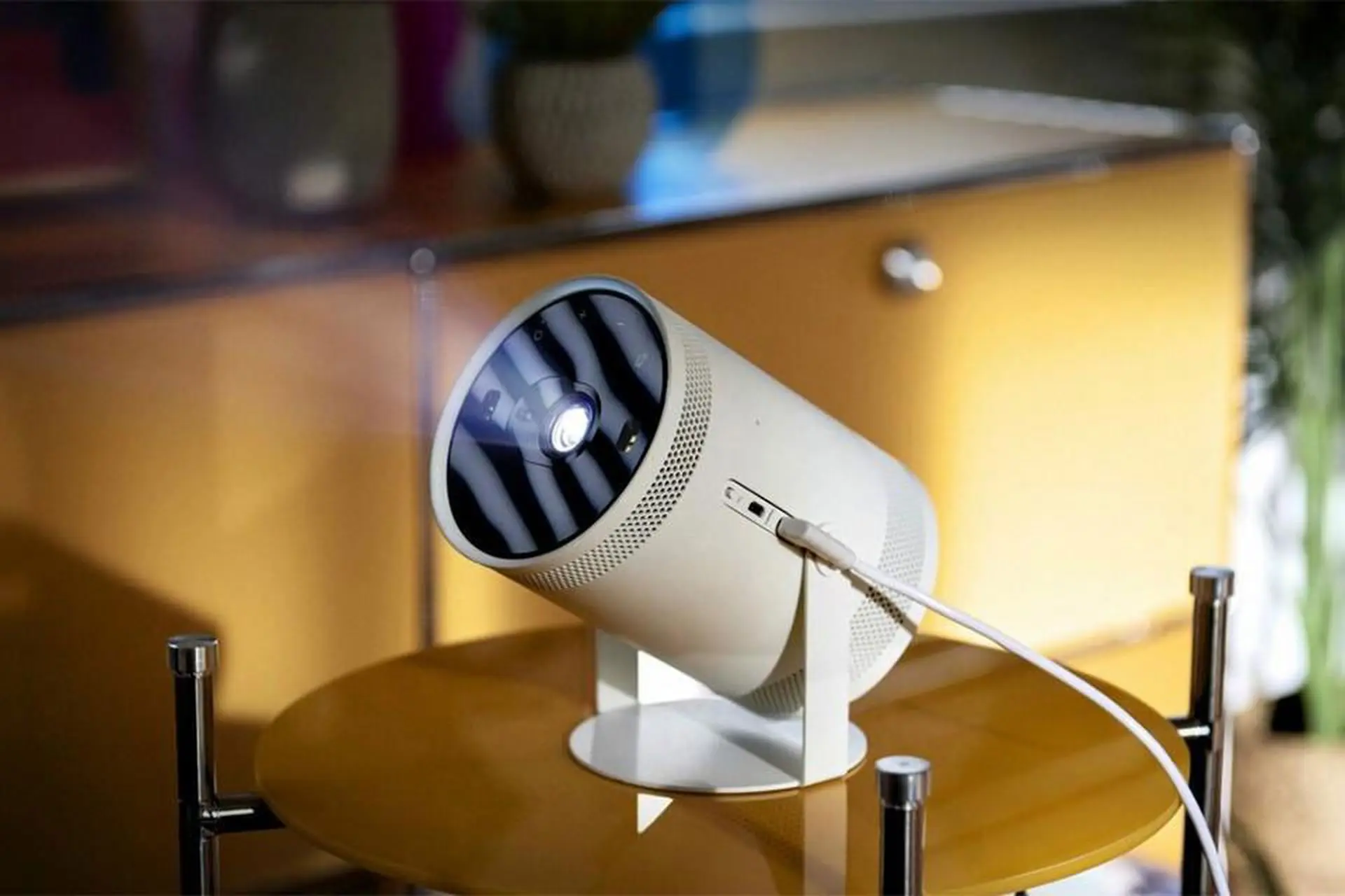 Máy chiếu mini tròn có gì đặc biệt? Lý do bạn nên sắm sửa để dùng cho không gian nhỏ