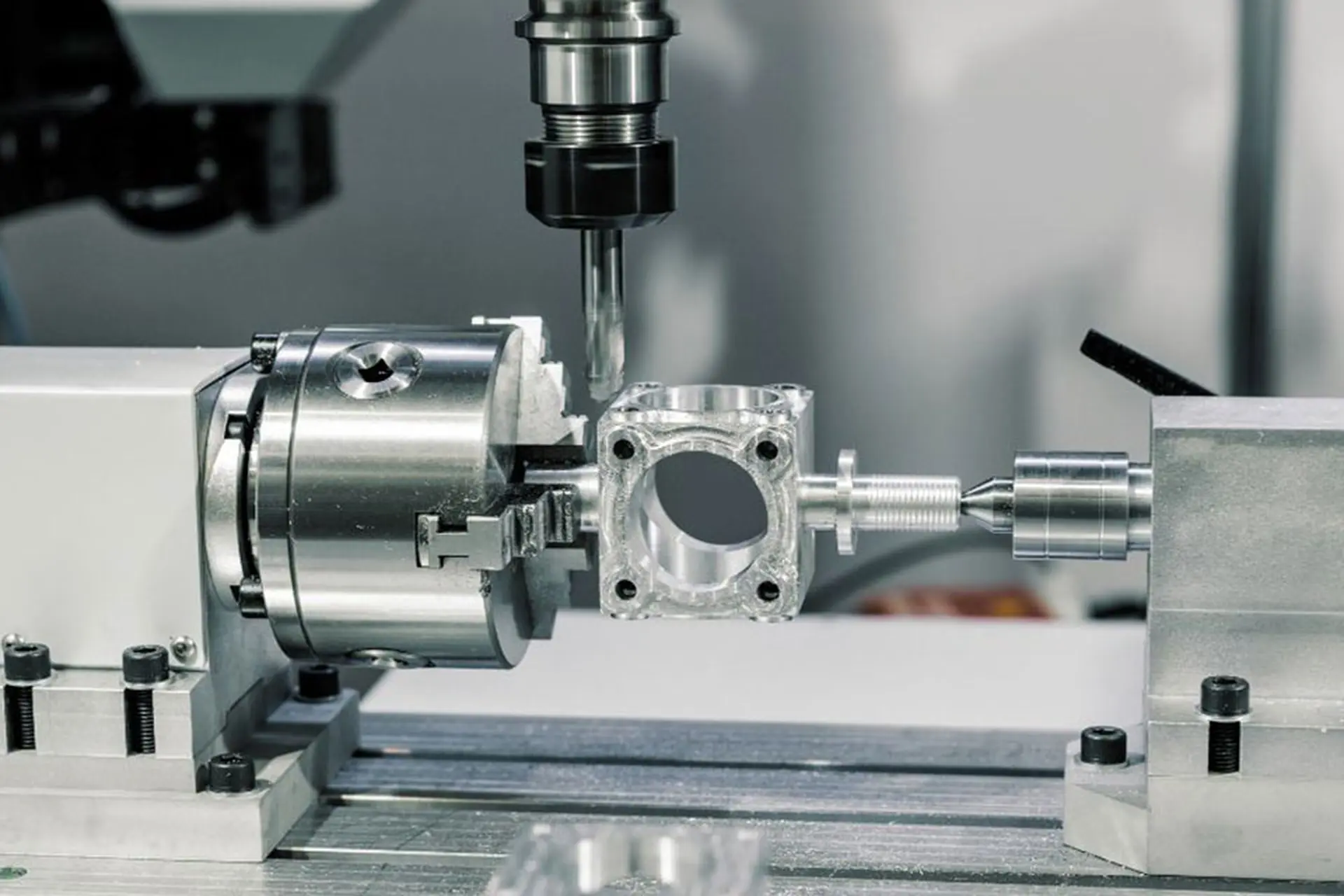 Máy CNC là gì và có những loại nào? Toàn bộ thông tin quan trọng mà bạn cần biết