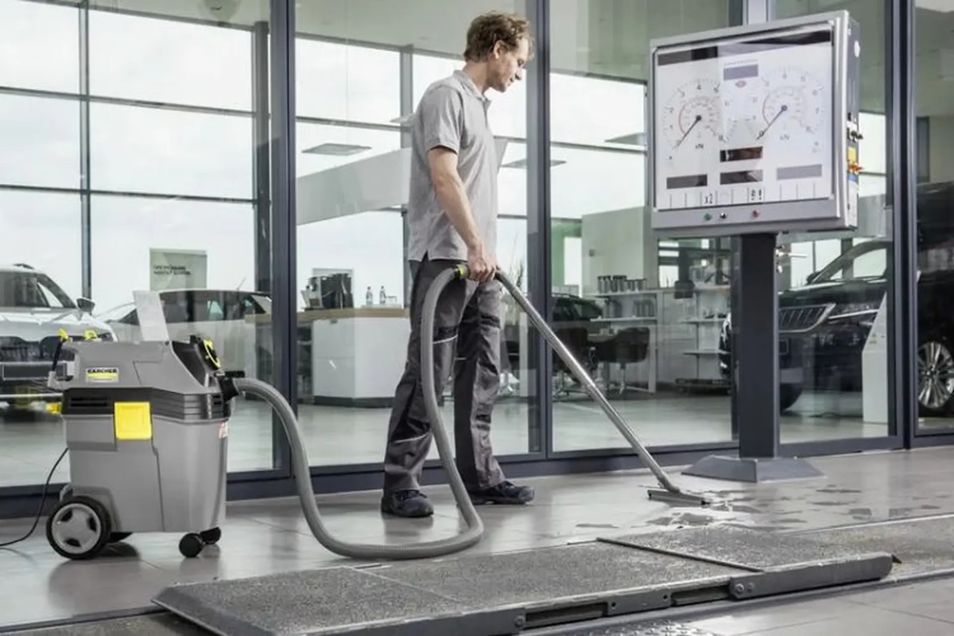 Đặc điểm máy hút bụi Amtek, có nên mua để dùng cho gia đình và nơi làm việc?