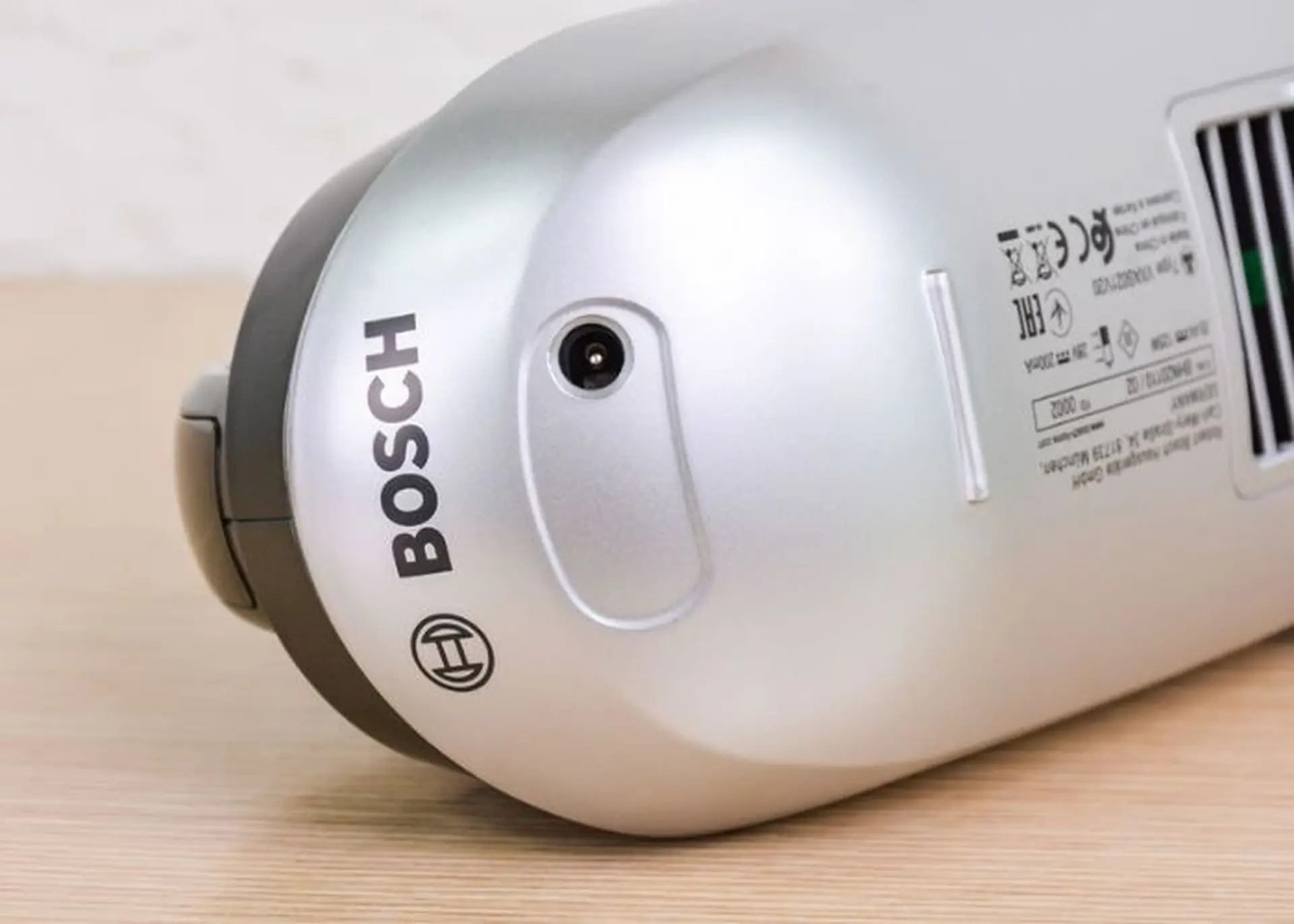 Máy hút bụi cầm tay Bosch BHN20110: Giải pháp vệ sinh nhanh gọn, tiện lợi cho mọi gia đình