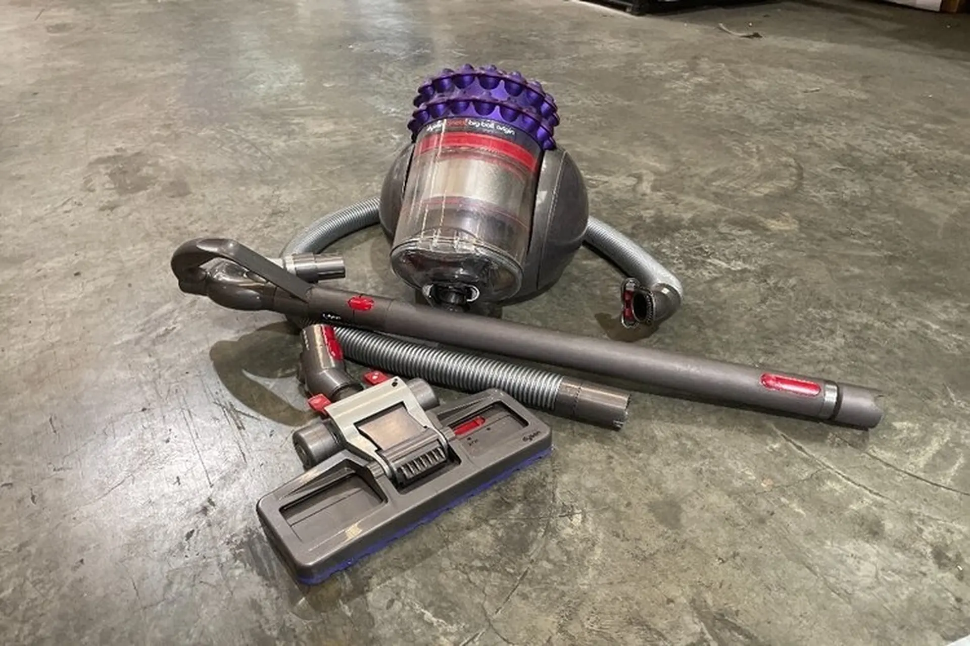 Đánh giá máy hút bụi Dyson V7: Thiết kế cầm tay nhỏ gọn, hiệu suất hút mạnh mẽ