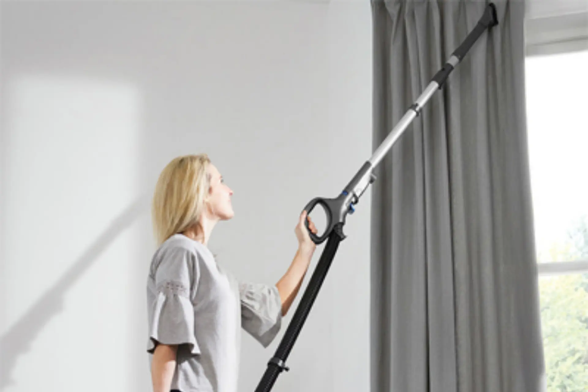 Top máy hút bụi trần nhà tiện dụng giúp bạn vệ sinh dễ dàng, sạch và tiết kiệm thời gian