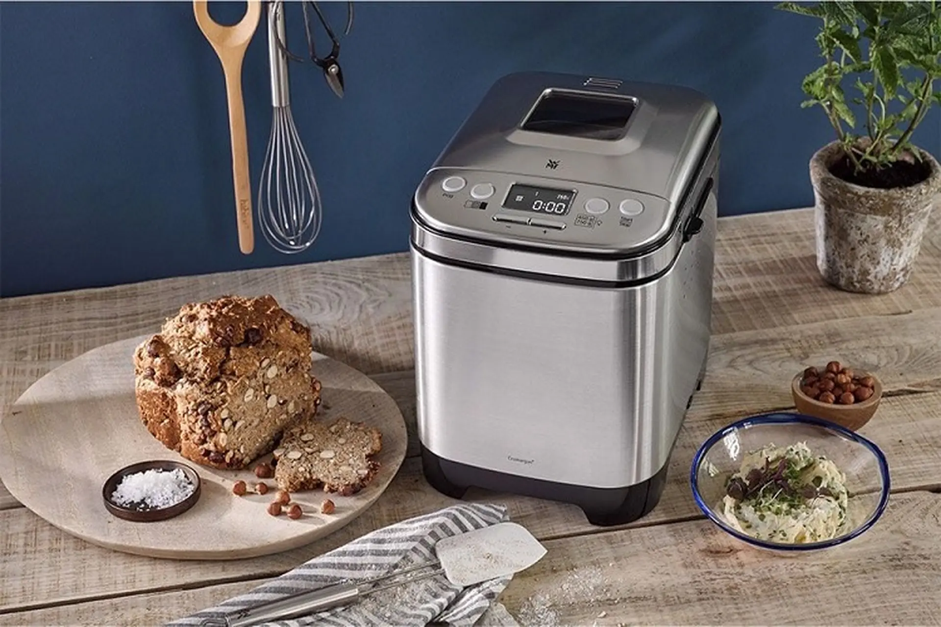 Review máy làm bánh mì WMF: Thiết kế hiện đại bền bỉ, tự động từ A đến Z, "đa zi năng"