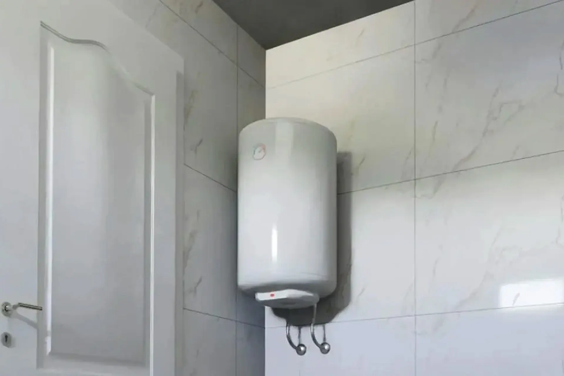 Tại sao máy nước nóng gián tiếp chống cháy nổ là lựa chọn hàng đầu cho gia đình bạn?