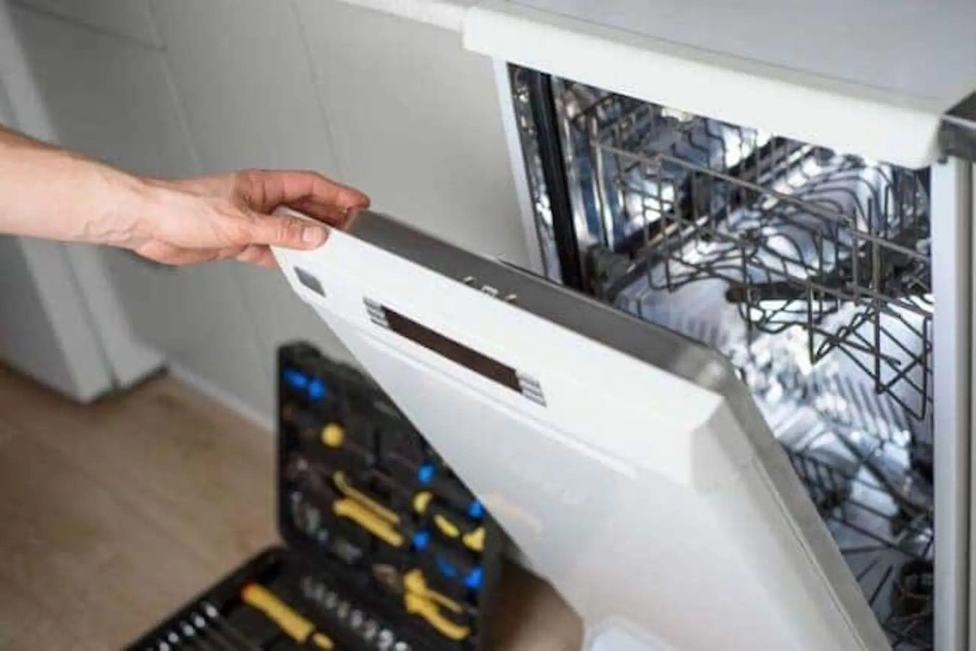 Máy rửa bát không chạy: Nguyên nhân, cách khắc phục và hướng dẫn sử dụng hiệu quả