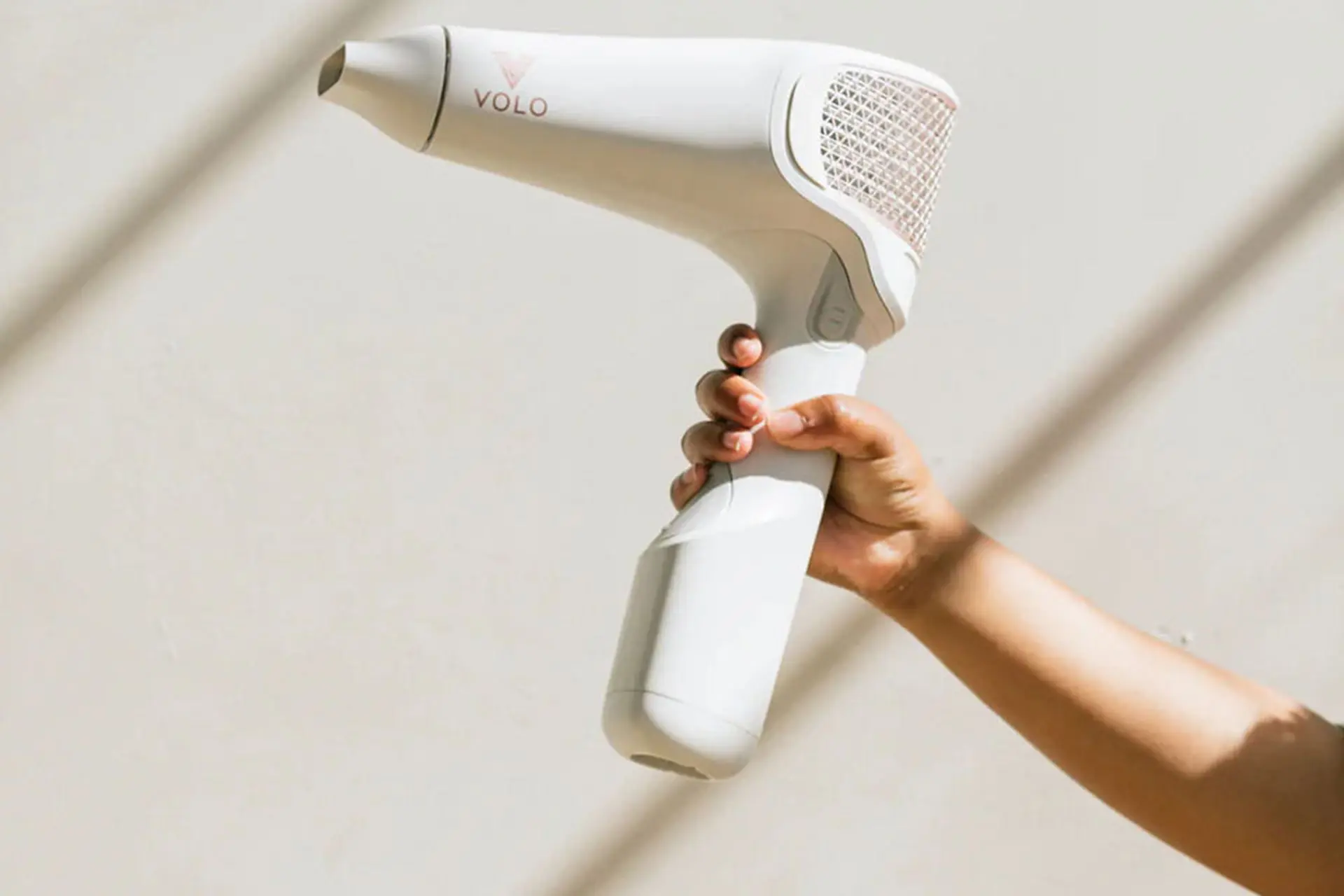 Máy sấy tóc không dây có thật sự tiện lợi như lời đồn? Ưu nhược điểm bạn nên biết