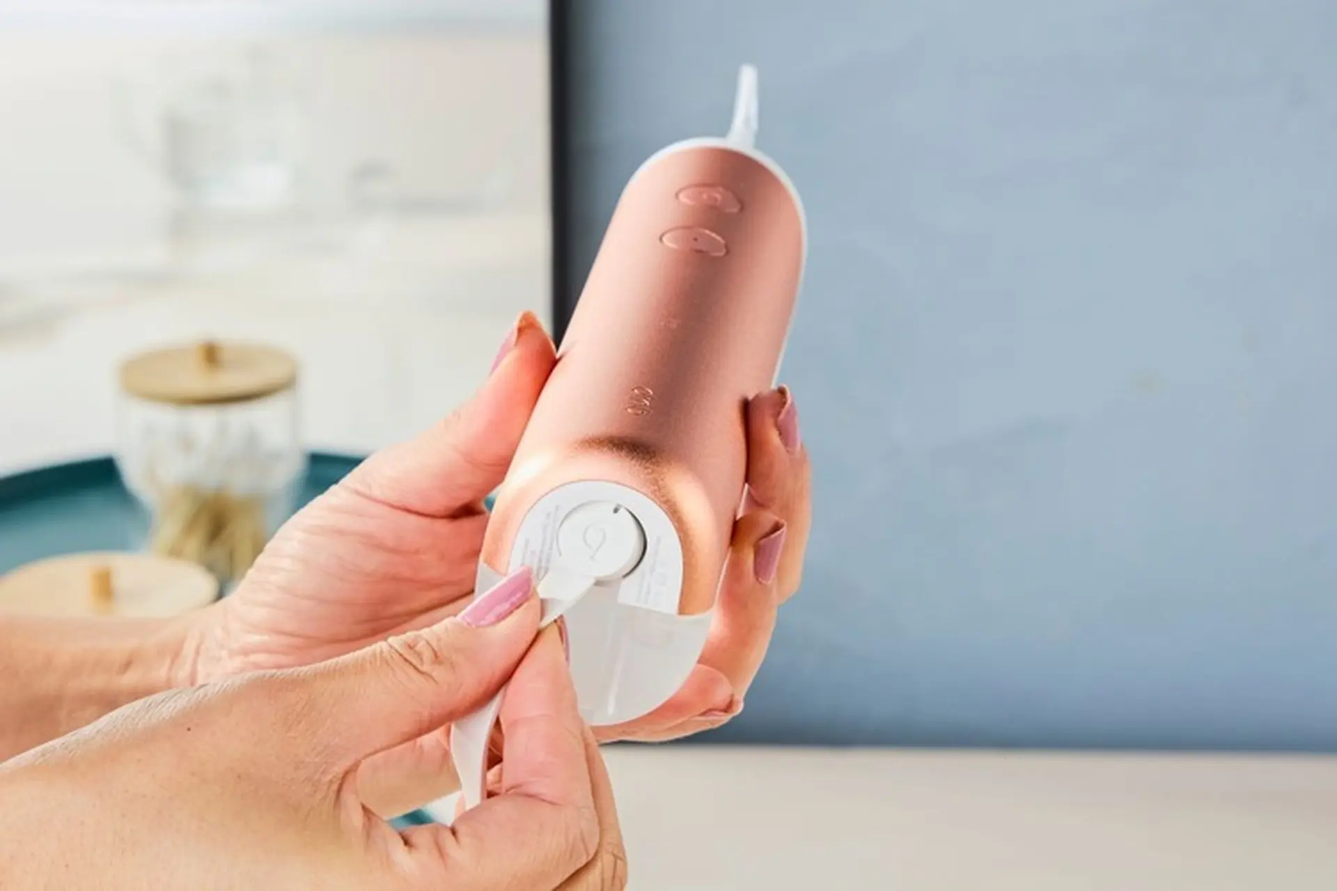 Máy tăm nước sạc bao lâu đầy? Cách sạc máy tăm nước và lưu ý quan trọng khi sử dụng