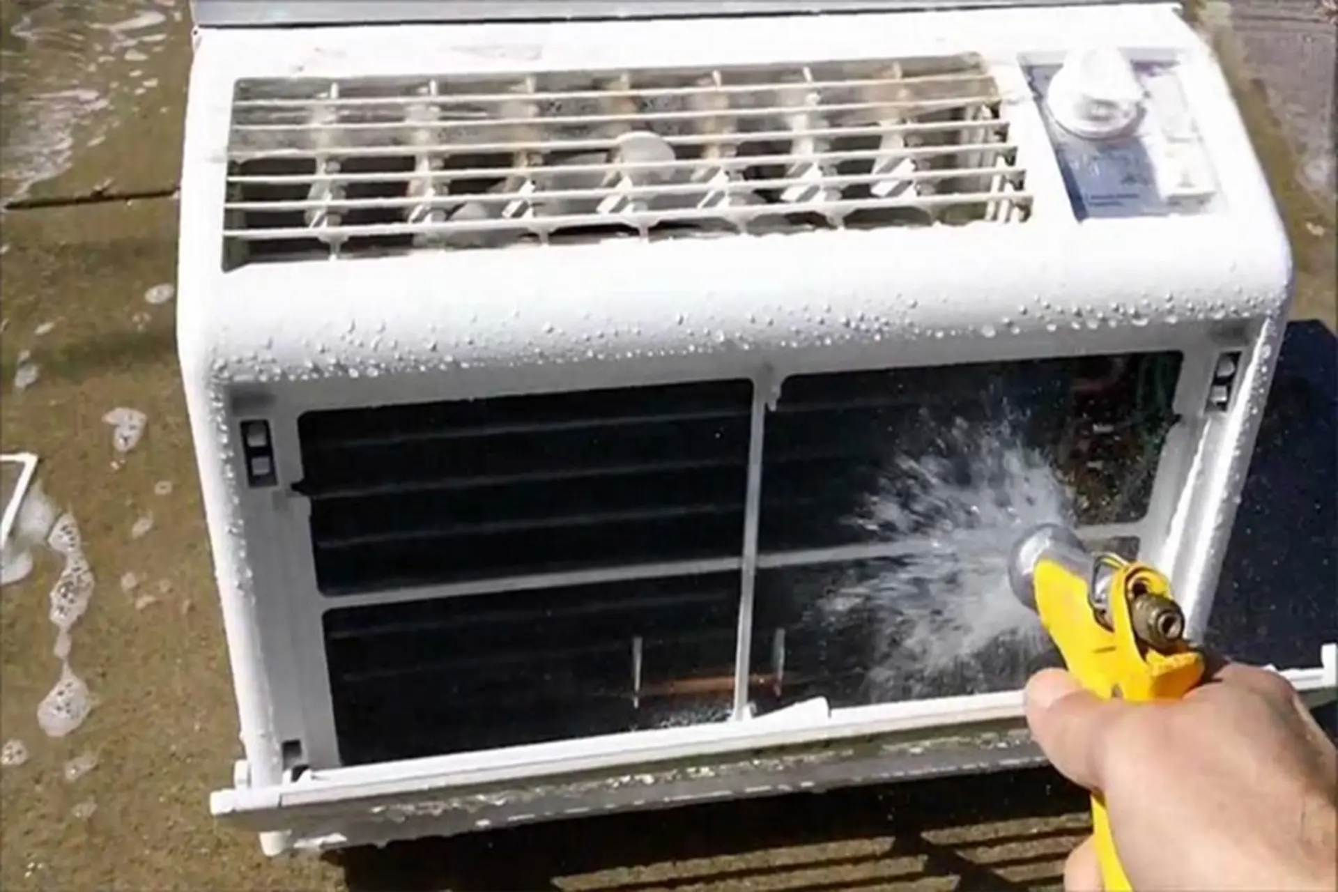 Tìm hiểu máy vệ sinh máy lạnh và gợi ý các mẫu máy xịt rửa máy lạnh hãng bền bỉ, đa năng