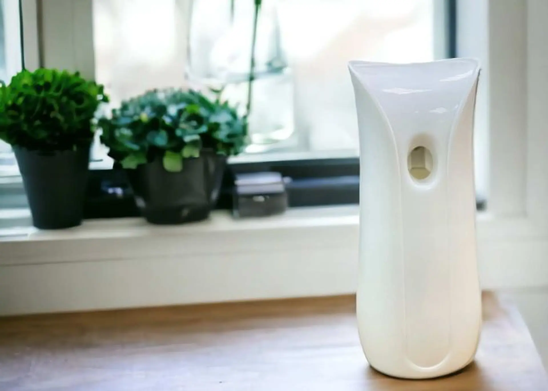 Máy xịt thơm phòng tự động có công dụng gì? Nên mua dòng nào tốt và giá phải chăng?