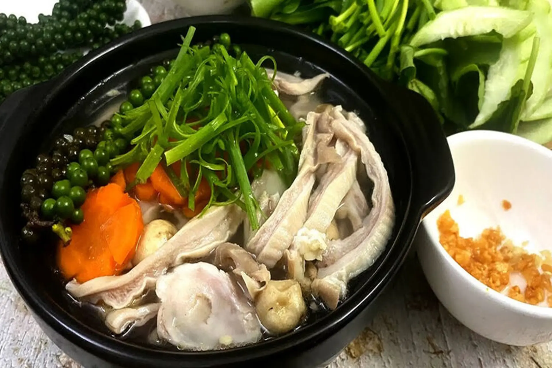 Cách làm món bao tử hầm tiêu xanh nước dừa thơm lừng, mềm ngon tốt cho sức khỏe