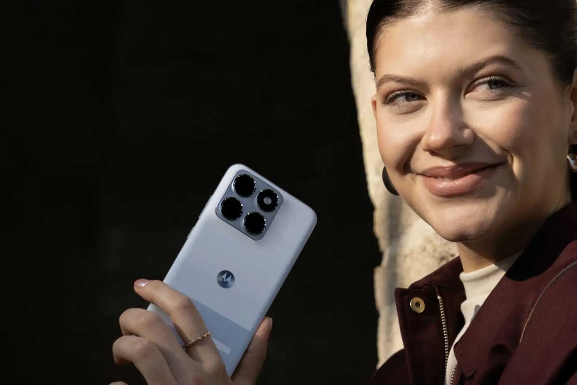 Motorola Edge 70 Fusion lộ thiết kế, 5 màu Pantone, màn hình sáng 5.200 nit
