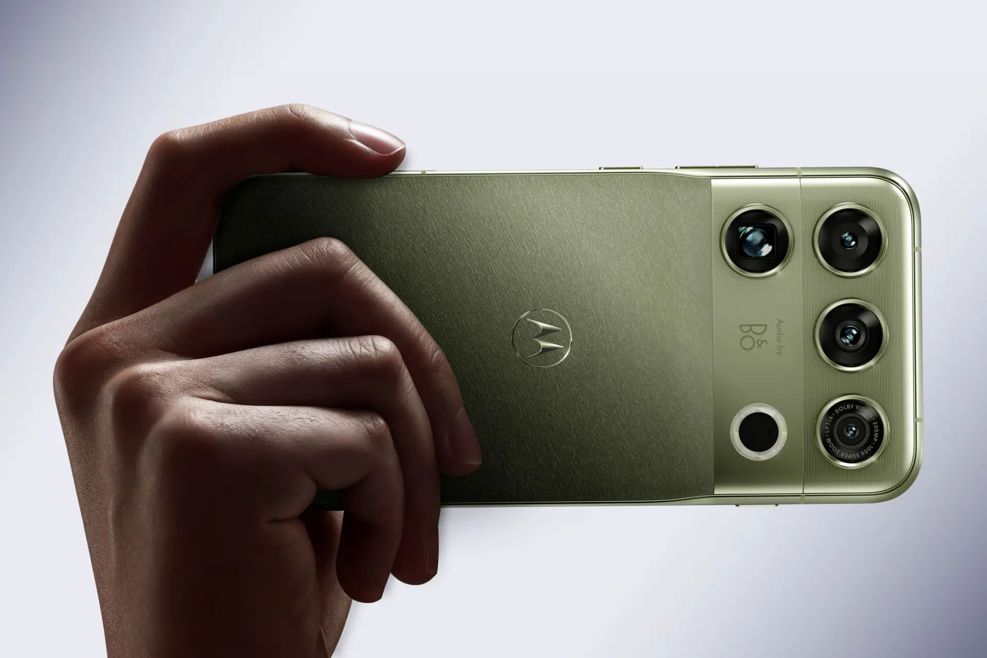 Motorola Signature 27 có gì nổi bật giữa loạt flagship cao cấp?