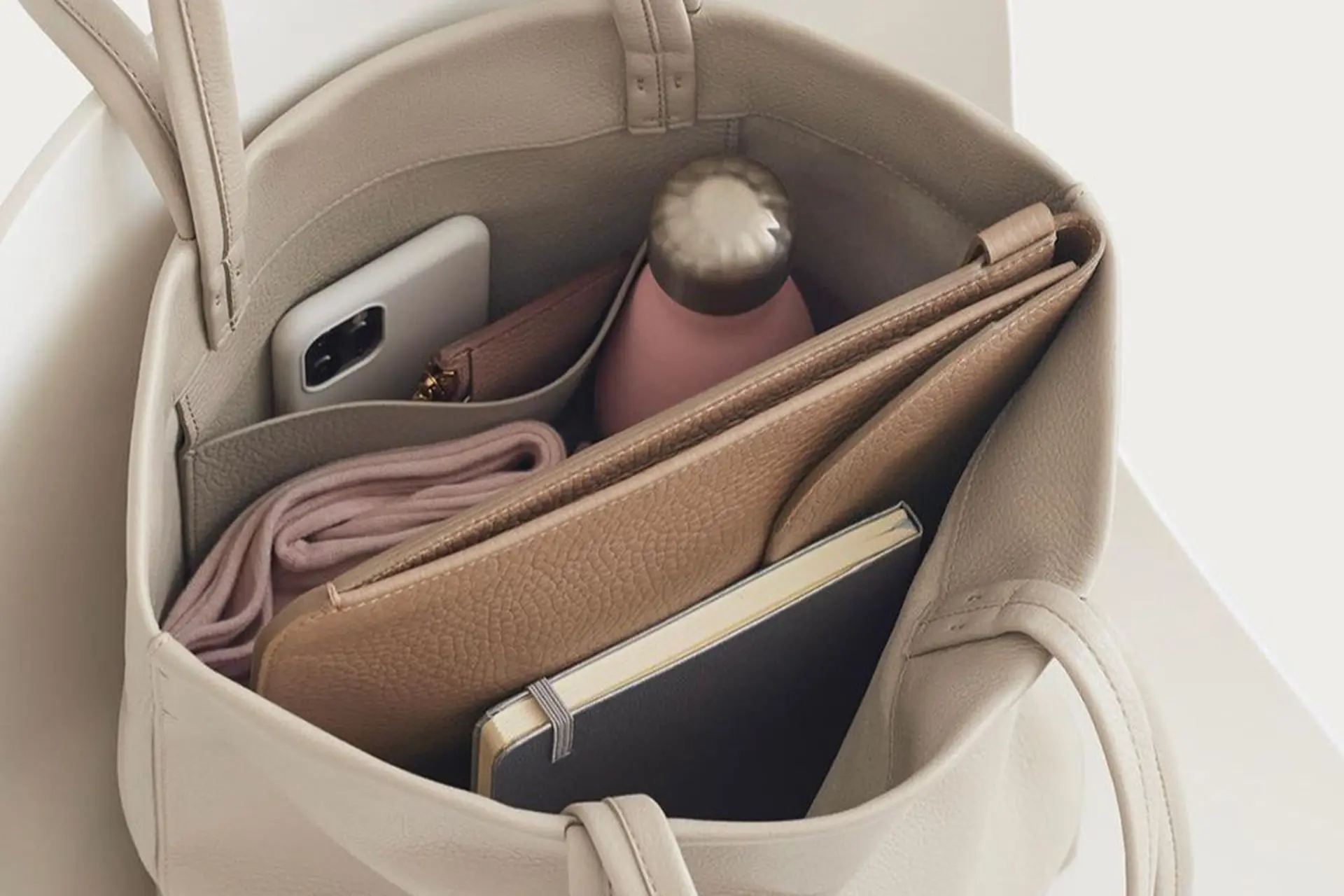 Mùa hè đi làm cần đem theo gì? Danh sách vật dụng cần thiết giúp bạn luôn thoải mái