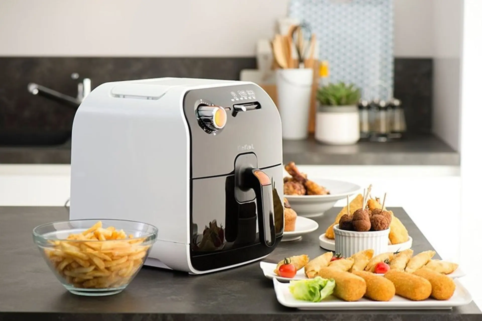 Mua nồi chiên không dầu ở đâu uy tín? FPT Shop là lựa chọn hàng đầu cho bạn