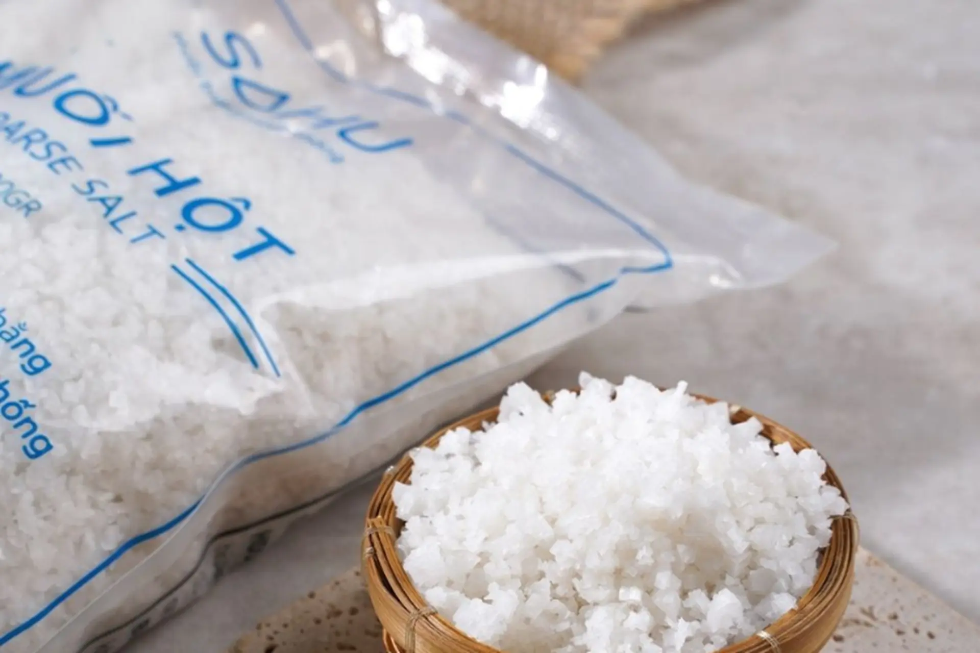 Giải đáp: Muối hột là gì? Đặc điểm, lợi ích đối với sức khỏe và các ứng dụng phổ biến 