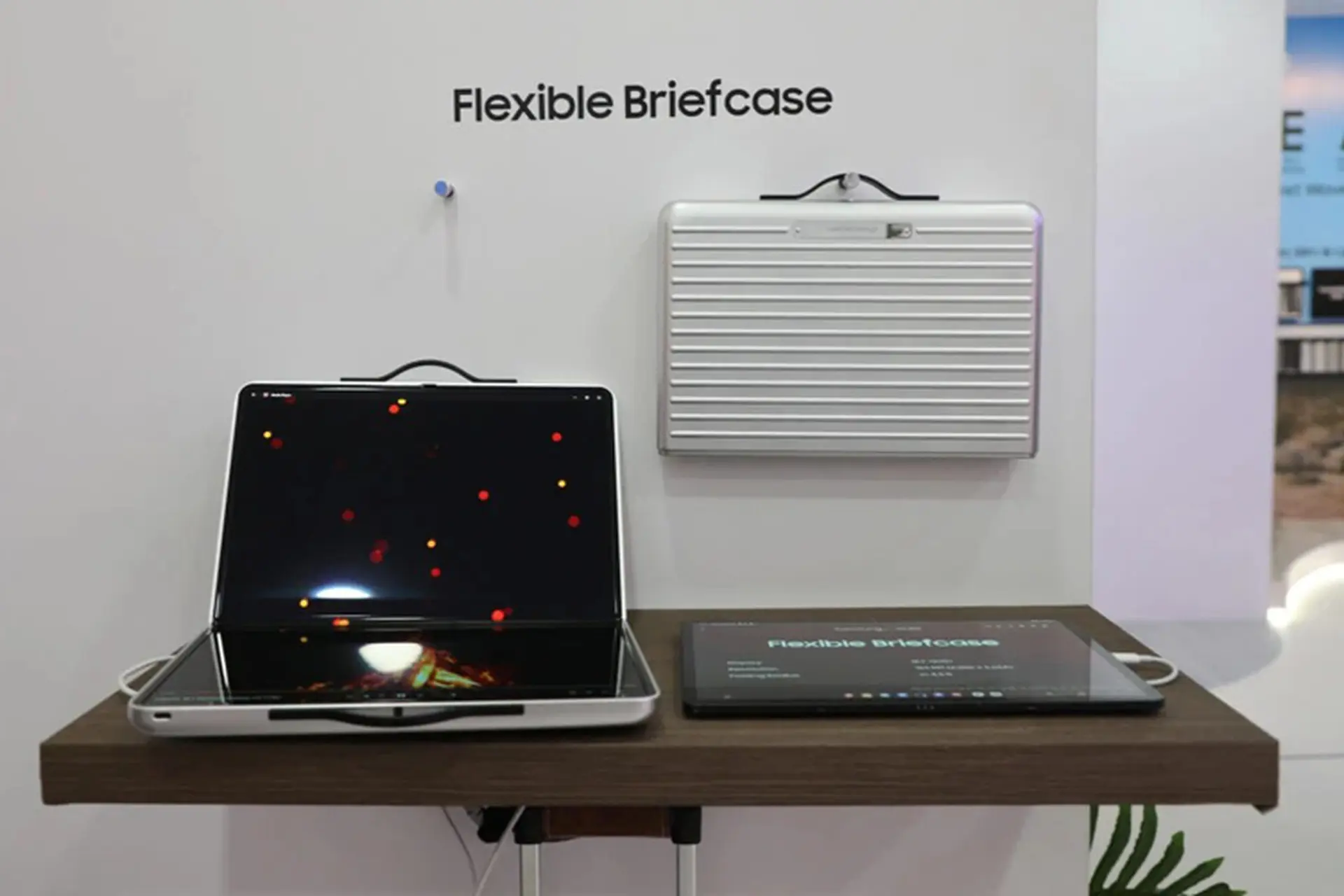 MWC 2025: Samsung trình làng concept laptop gập "Flexible Briefcase"
