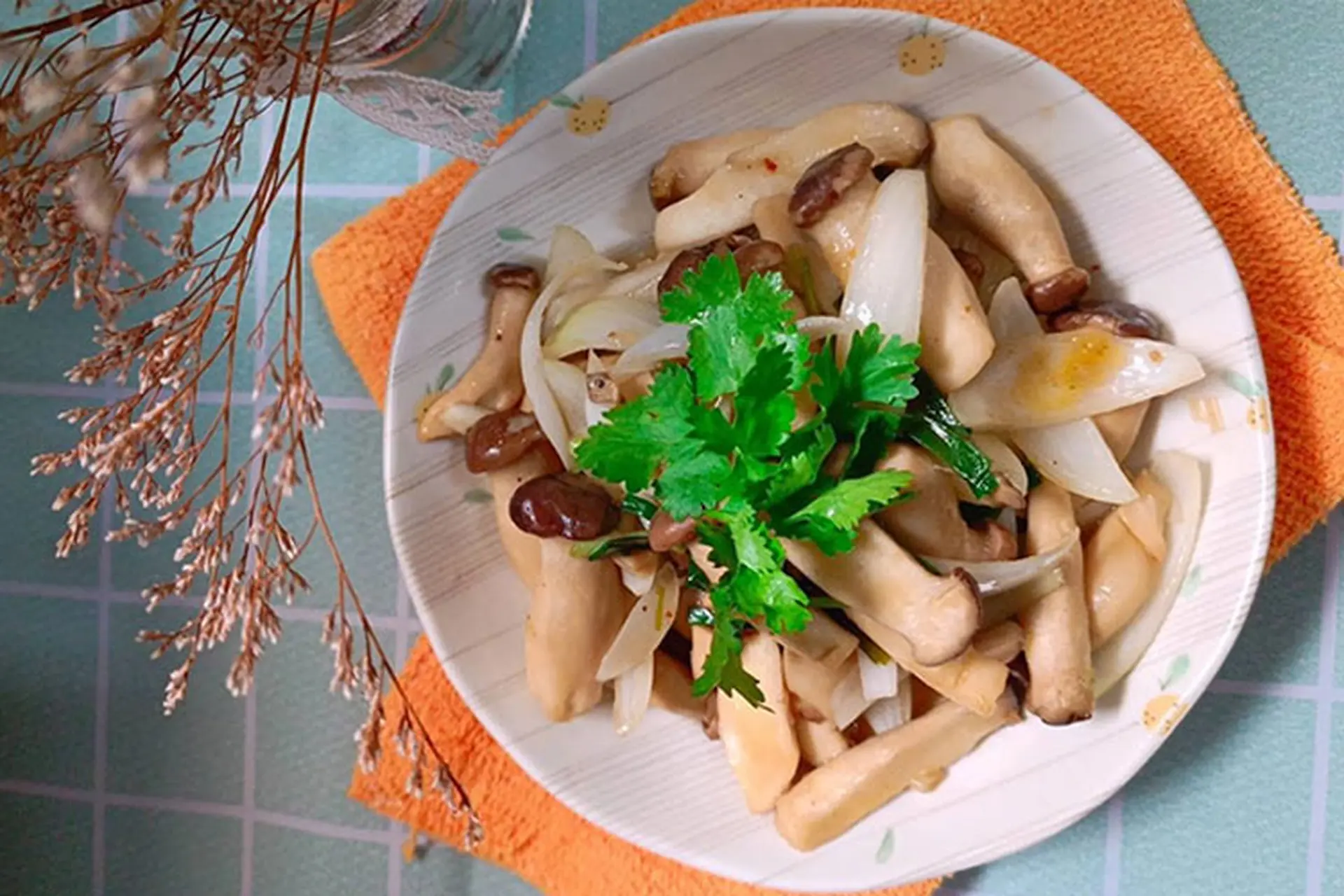 Cách làm nấm đùi gà xào hành tây ngon ngọt, ăn cực cuốn mà bạn nên thử 1 lần