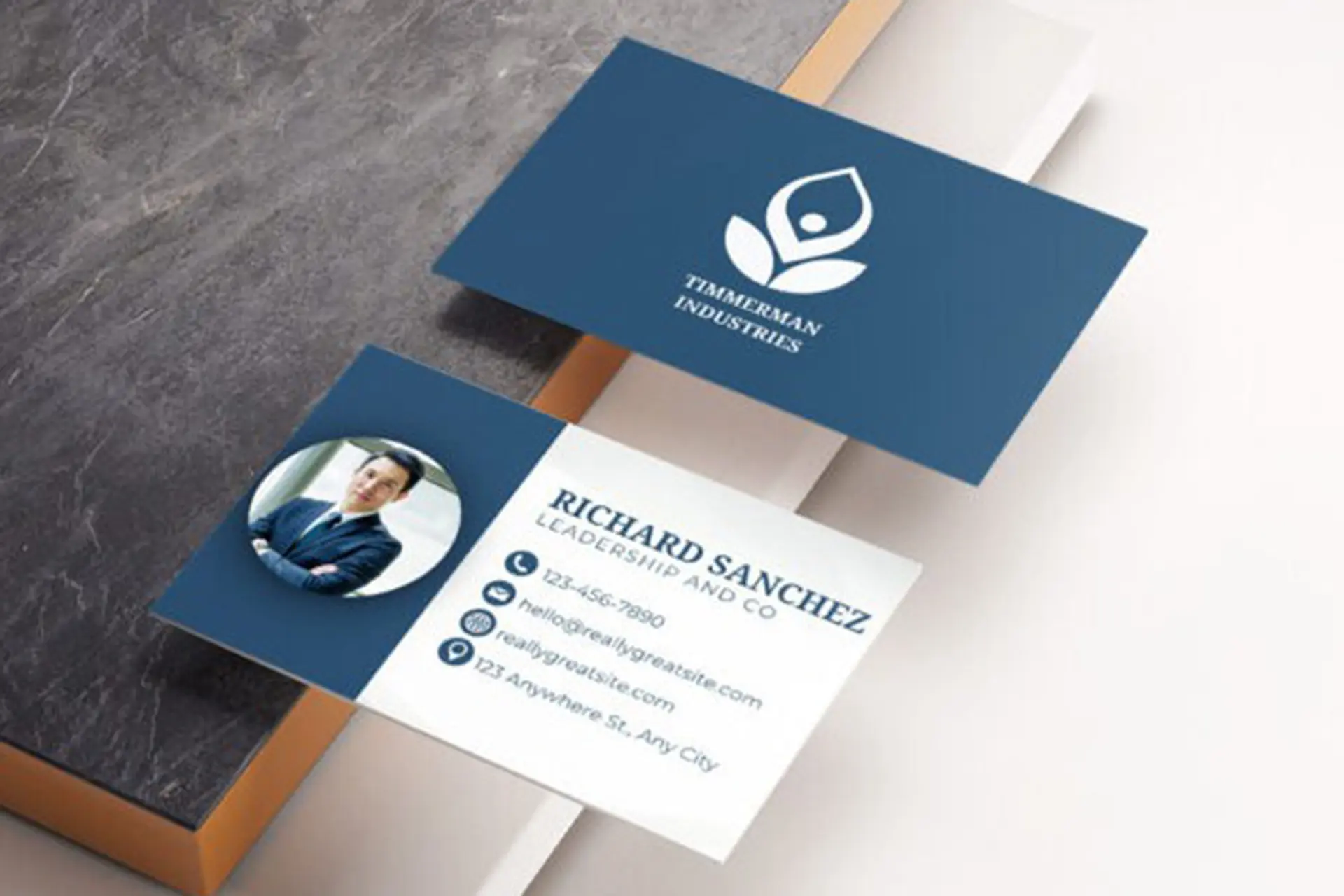 Name card là gì? Cách nhận biết một name card chuyên nghiệp trong giao tiếp