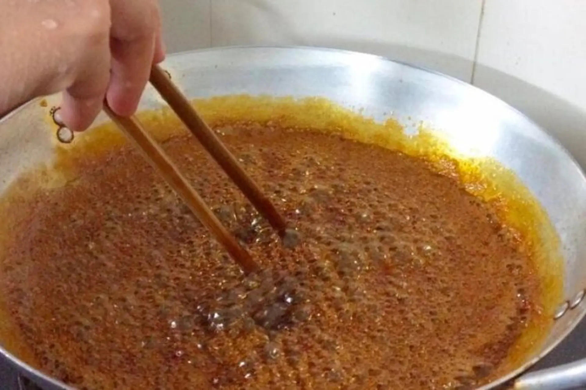 Nấu đường thành nước màu kho thịt, cá có sao không? Cách thực hiện đúng chuẩn