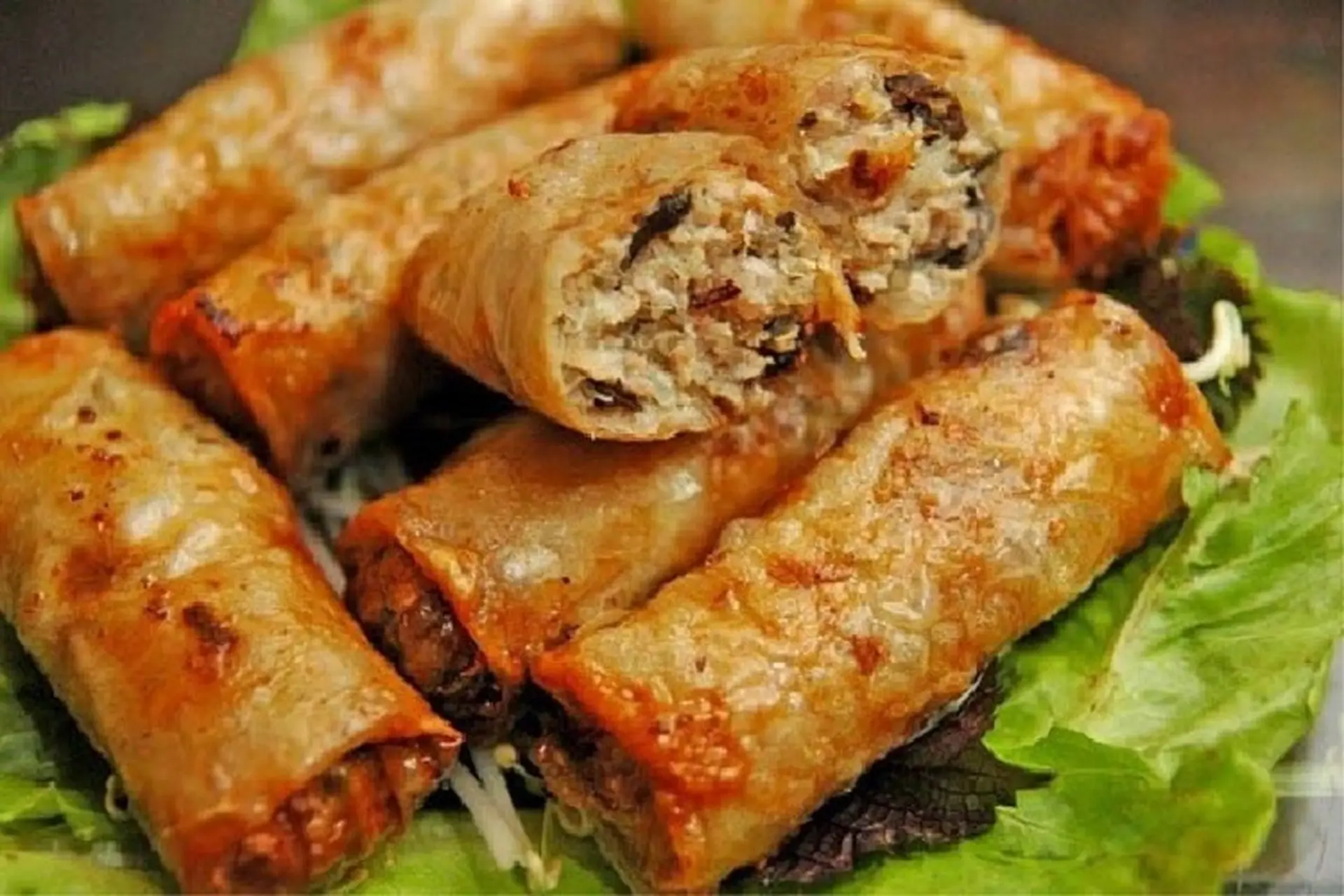 Học lỏm bí quyết làm nem chim bồ câu vỏ ngoài giòn rụm, bên trong nhân ngọt thơm hấp dẫn