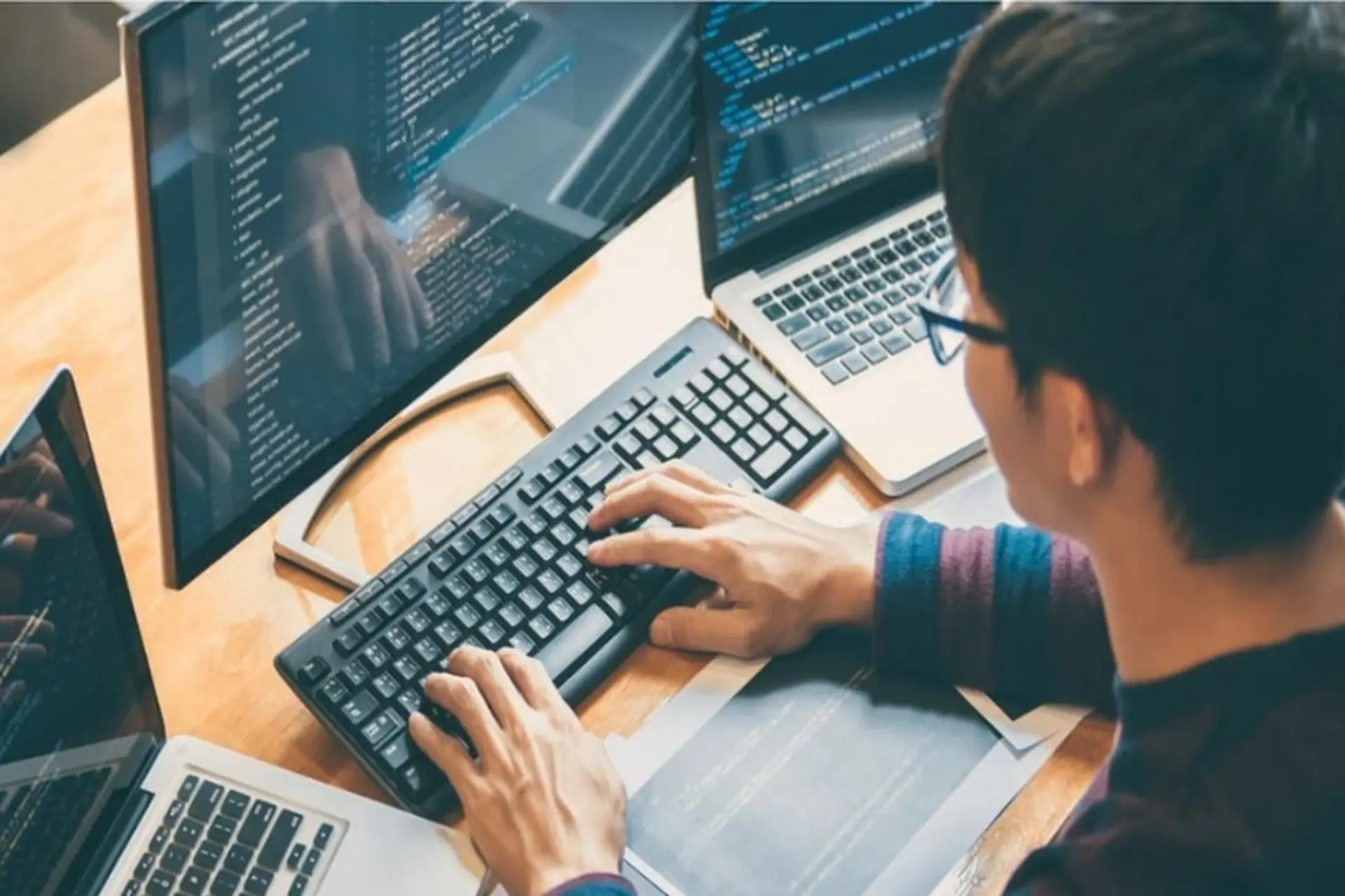 Ngành nào ra trường dễ xin việc nhất? TOP 11 ngành học có triển vọng nghề nghiệp nhất hiện nay