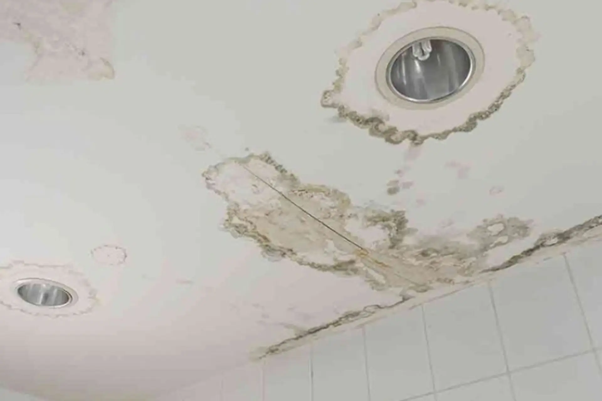 Nhà bị dột thì phải làm sao? Nguyên nhân và cách xử lý trần nhà bị dột hiệu quả