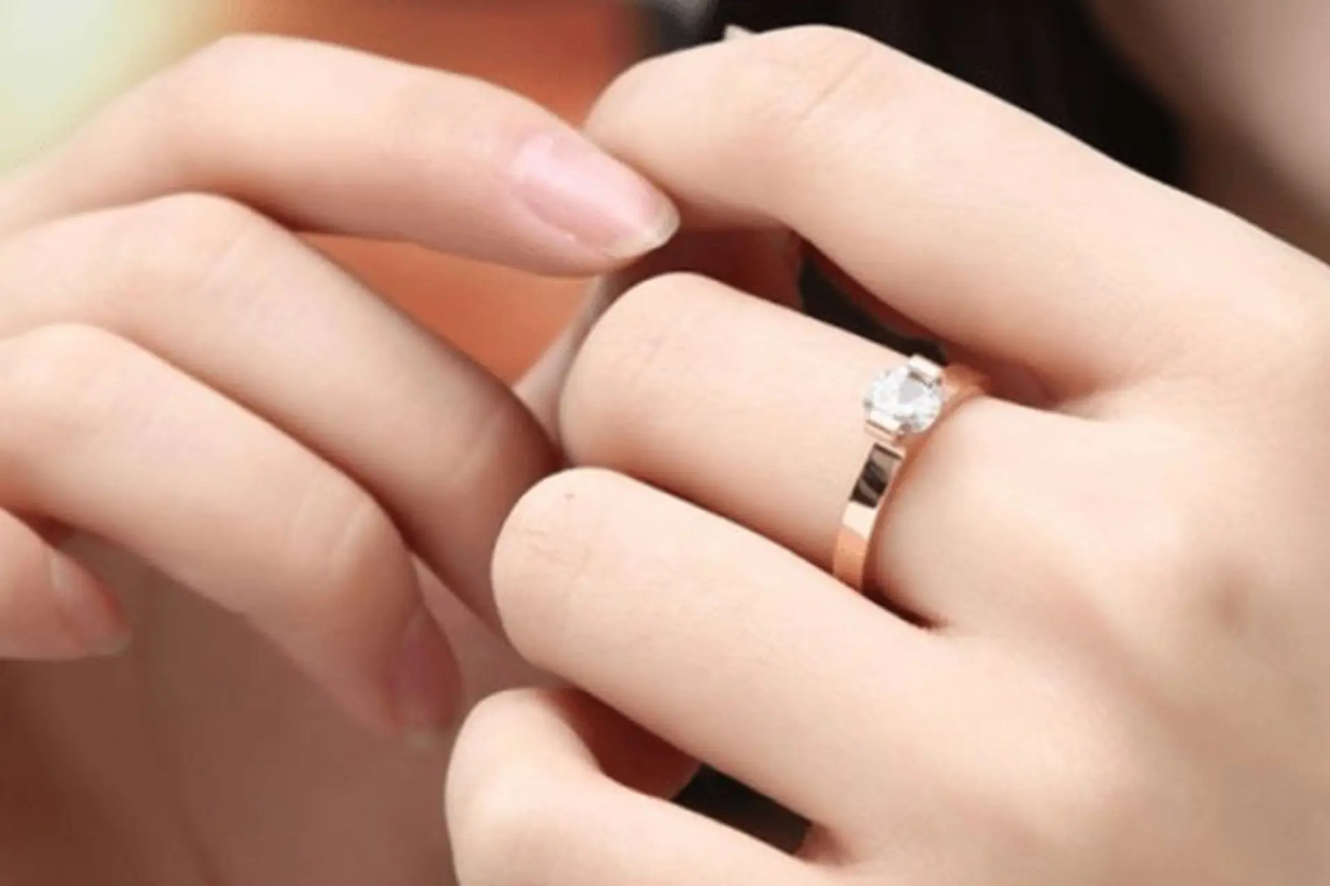 Nhẫn cầu hôn đeo ngón nào? Ý nghĩa của nhẫn cầu hôn. Sự khác nhau của nhẫn cầu hôn và nhẫn cưới