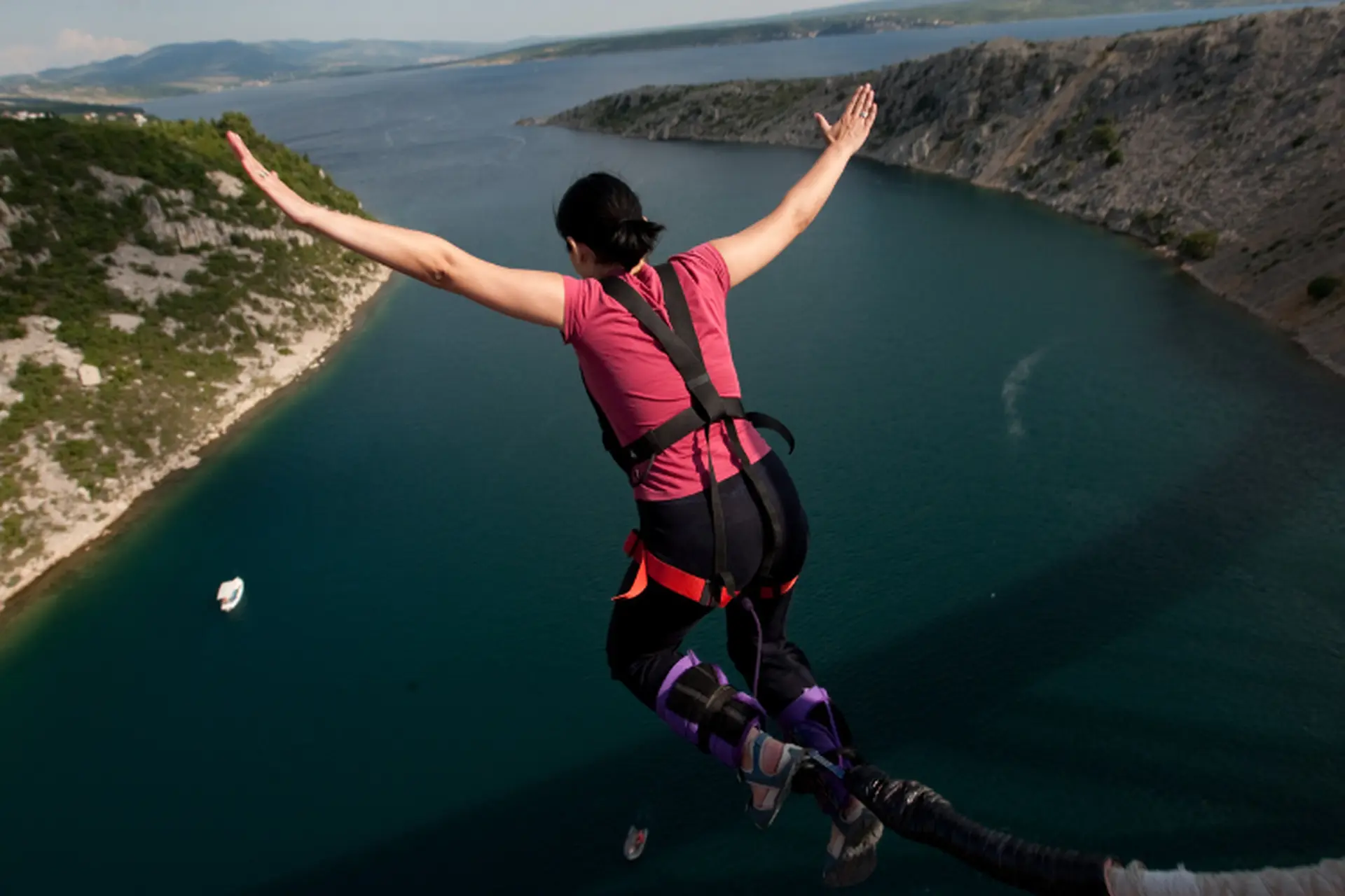 Nhảy bungee là gì? Nguồn gốc, cách chơi và những điều cần biết trước khi nhảy bungee