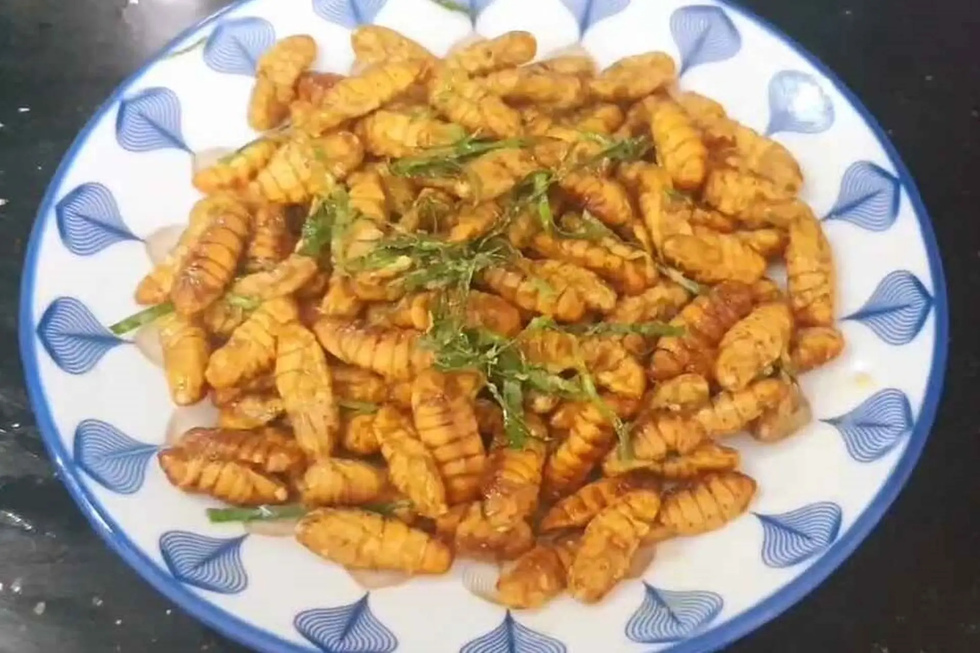Cách chế biến nhộng rang lá chanh​ vàng giòn, béo bùi, thơm ngon hấp dẫn đãi gia dinh