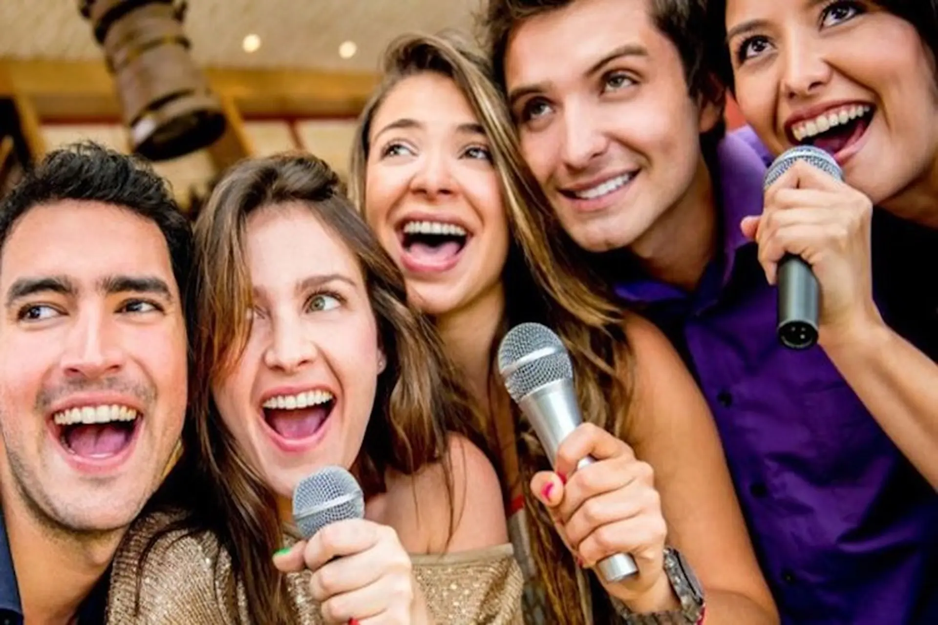 Danh sách những bài hát karaoke dễ được 100 điểm và bí quyết giúp bạn hát hay hơn