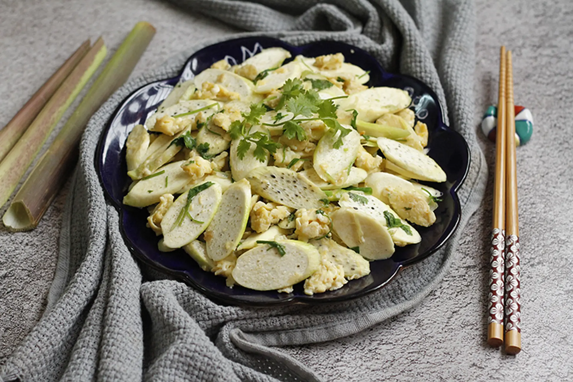 Mách bạn cách chế biến củ niễng xào trứng đơn giản, thơm ngon trong một nốt nhạc