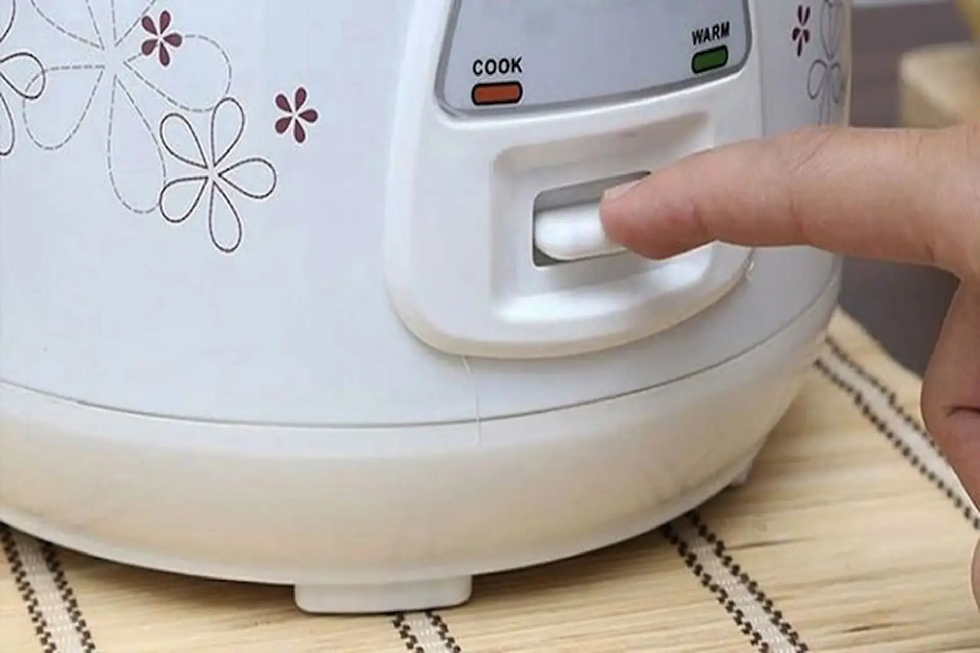 Nguyên nhân và cách khắc phục nồi cơm điện không nhảy nút hâm nóng hiệu quả