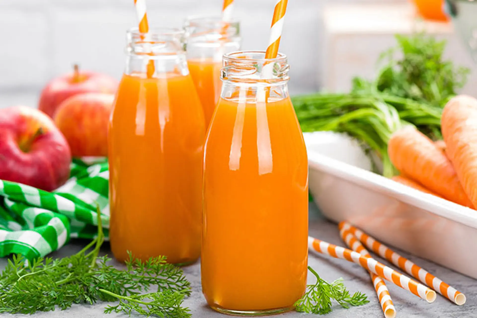 Chị em bỏ túi ngay 5 công thức nước ép táo cà rốt ngon mát, giúp khỏe dáng, đẹp da
